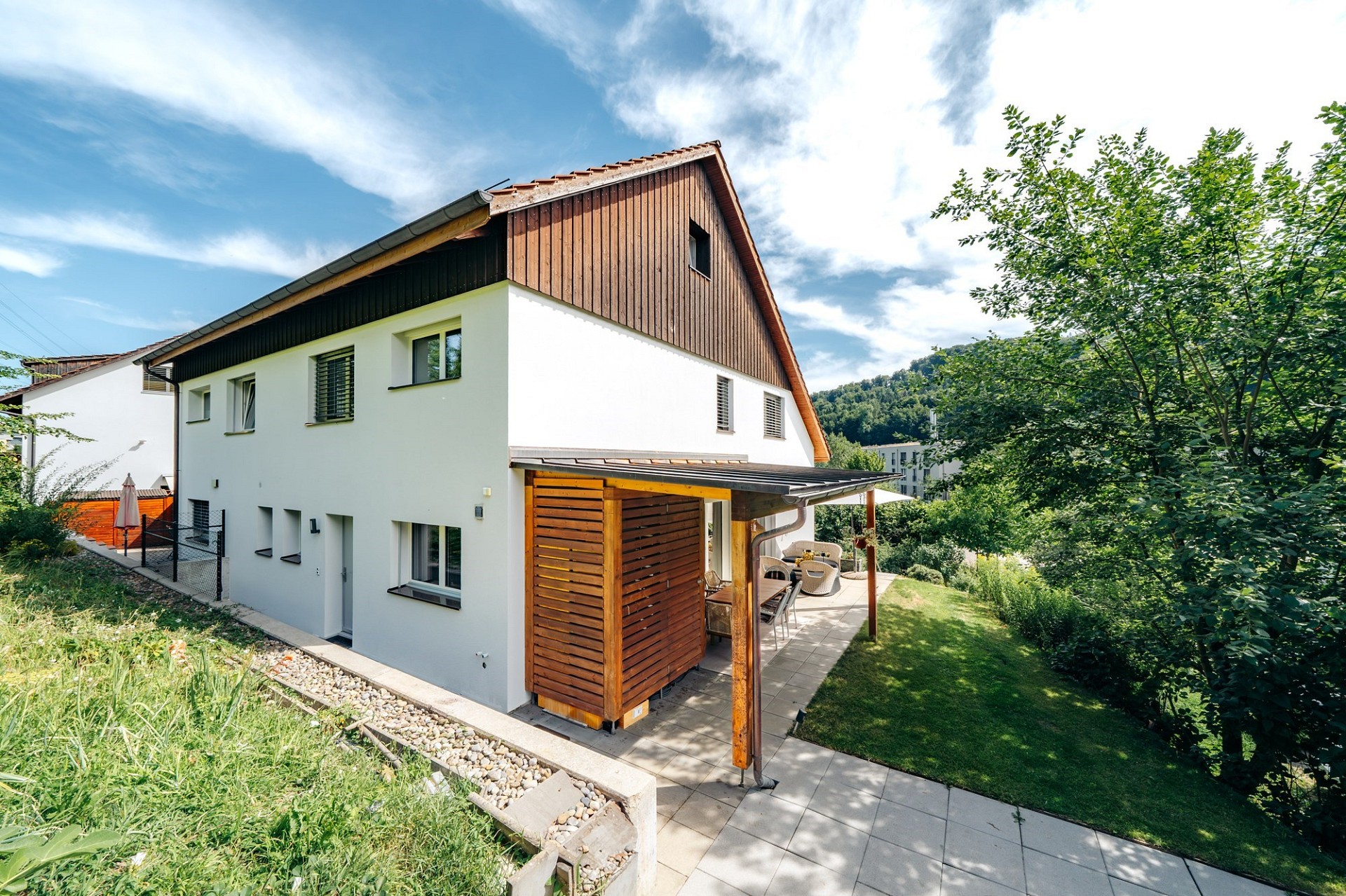 Außenansicht eines modernen Wohnhauses mit Garten