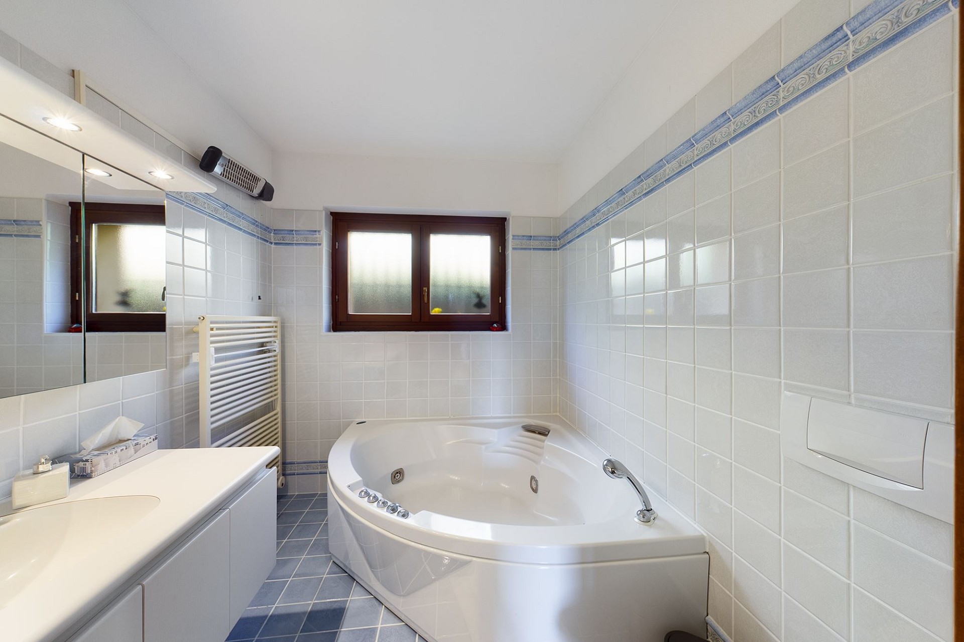 Badezimmer mit Eckwanne