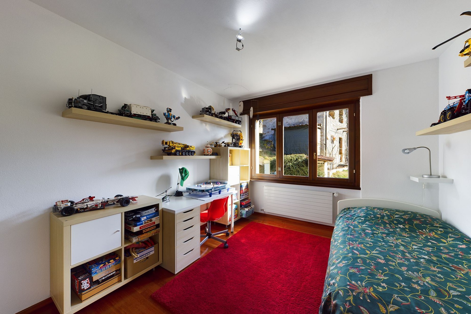 Jugendzimmer mit Bett, Schreibtisch und Regal