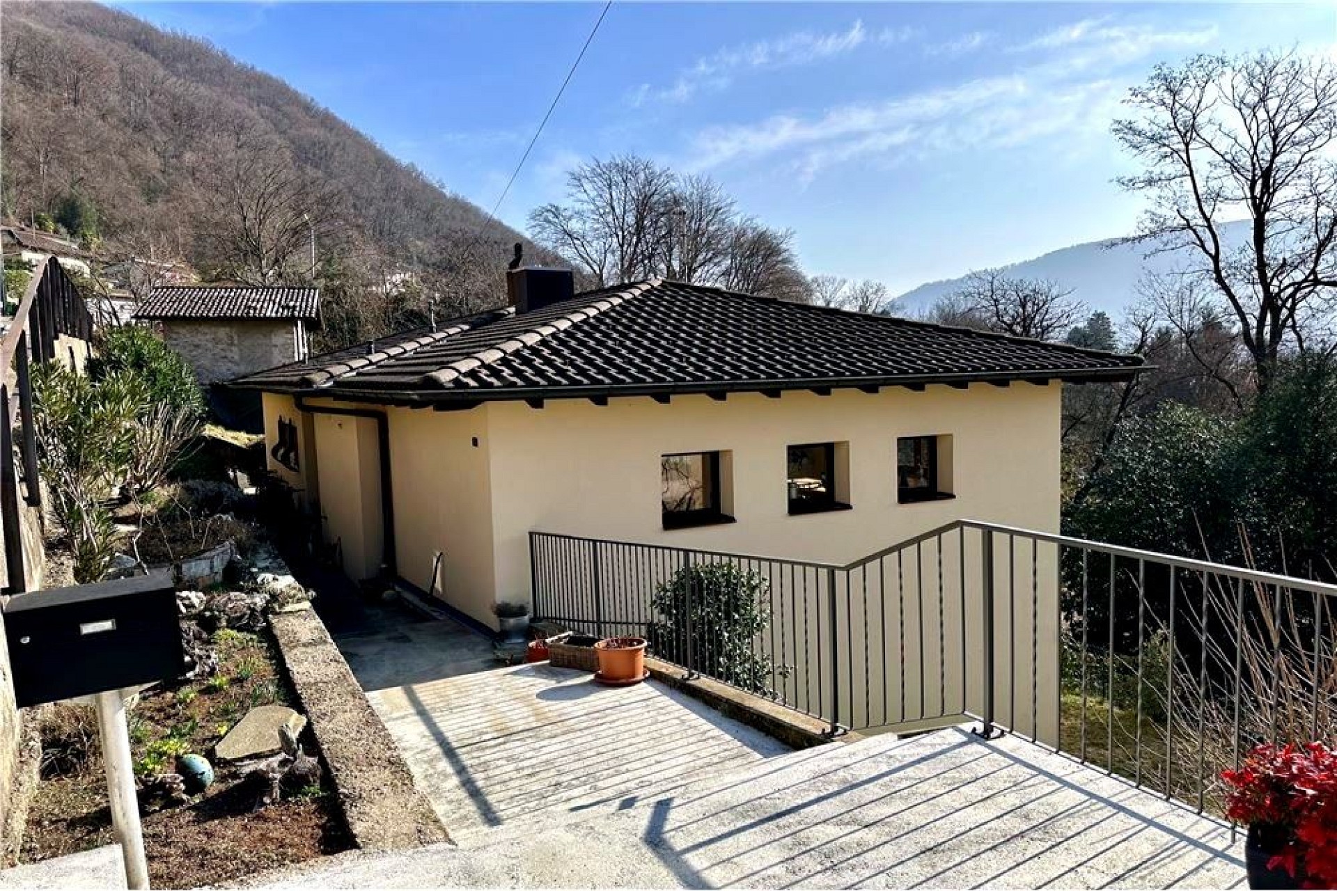 Außenansicht eines Hauses mit Hanglage