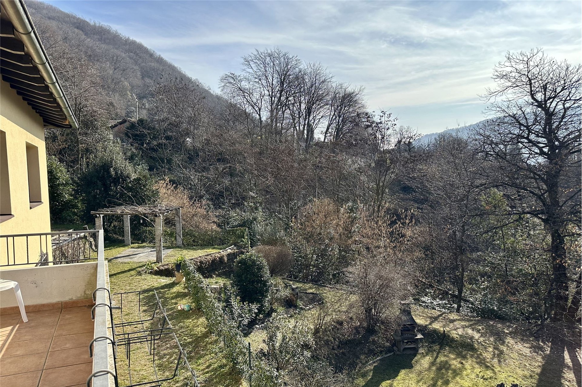 Balkon mit Blick ins grüne Tal