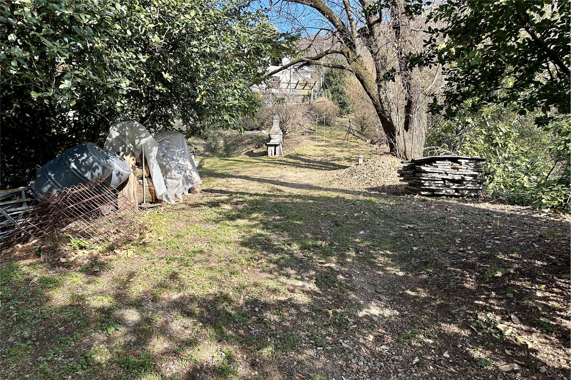 Großer Garten mit Lager- und Grillbereich