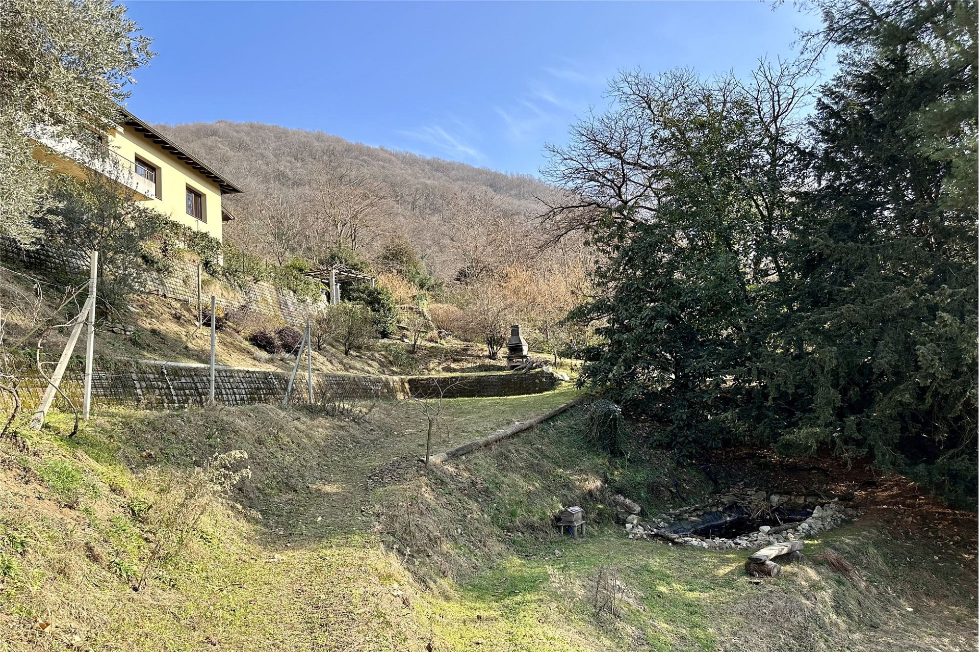 Gartenansicht eines Hauses am Hang