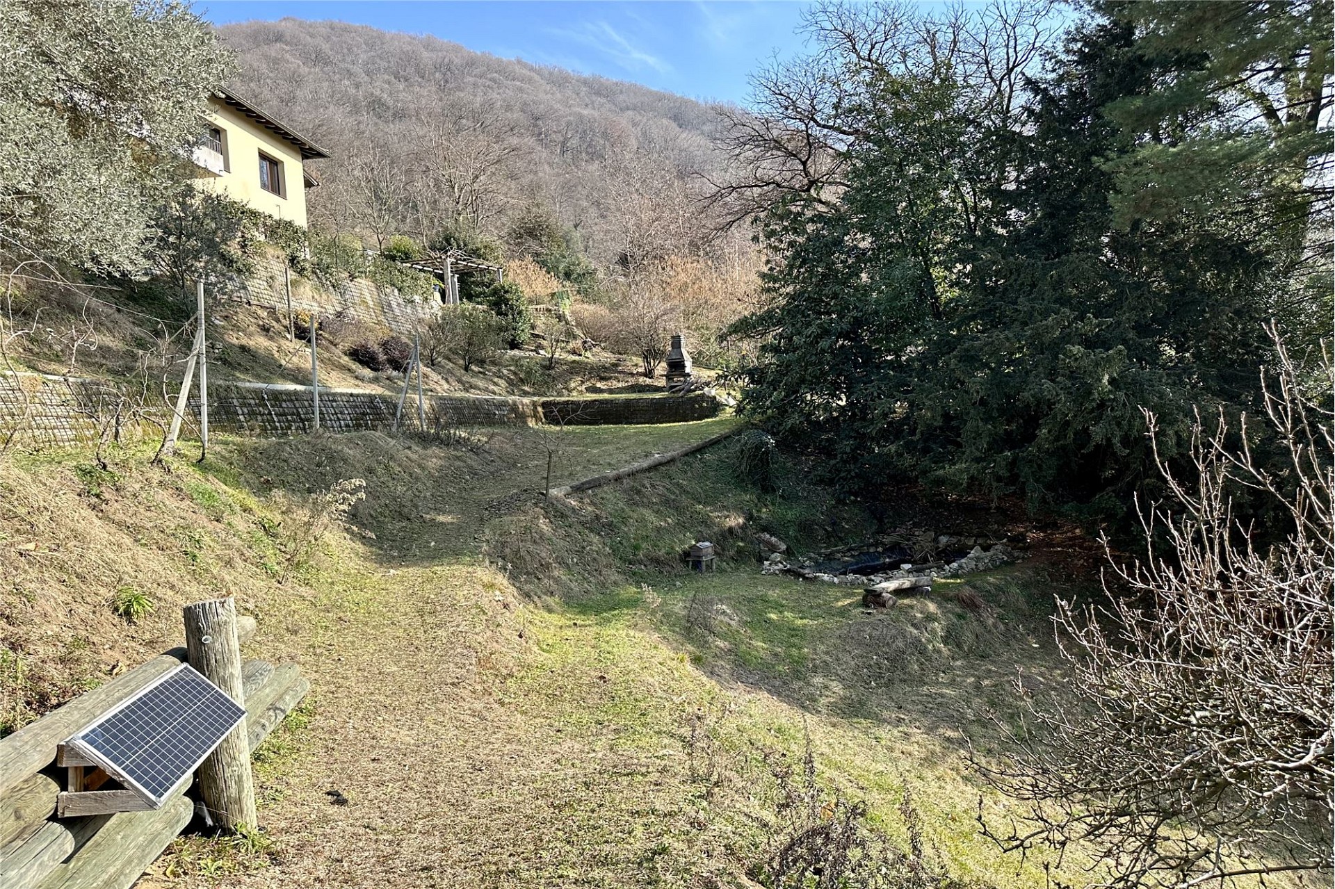 Ländliches Hanggrundstück mit Haus und Garten