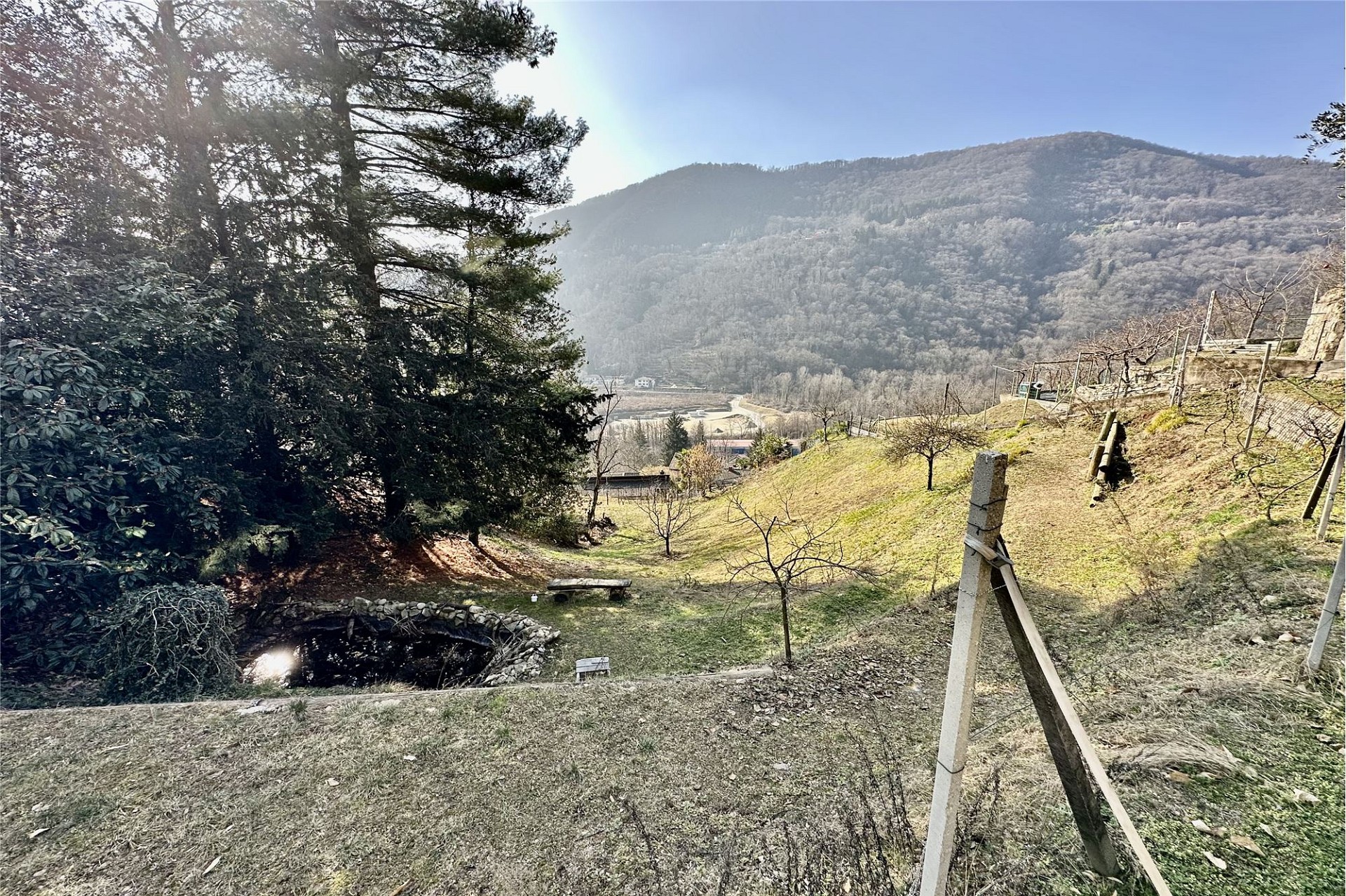 Landschaftlicher Außenblick mit Hanglage