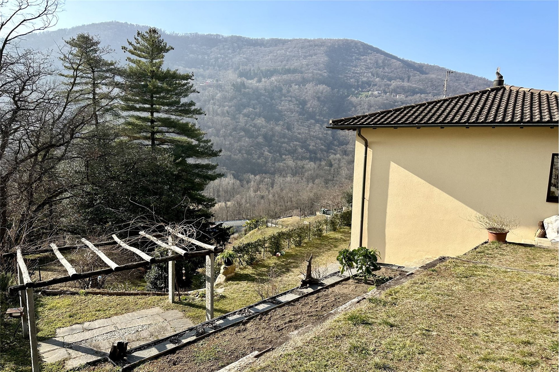 Außenansicht mit Bergblick