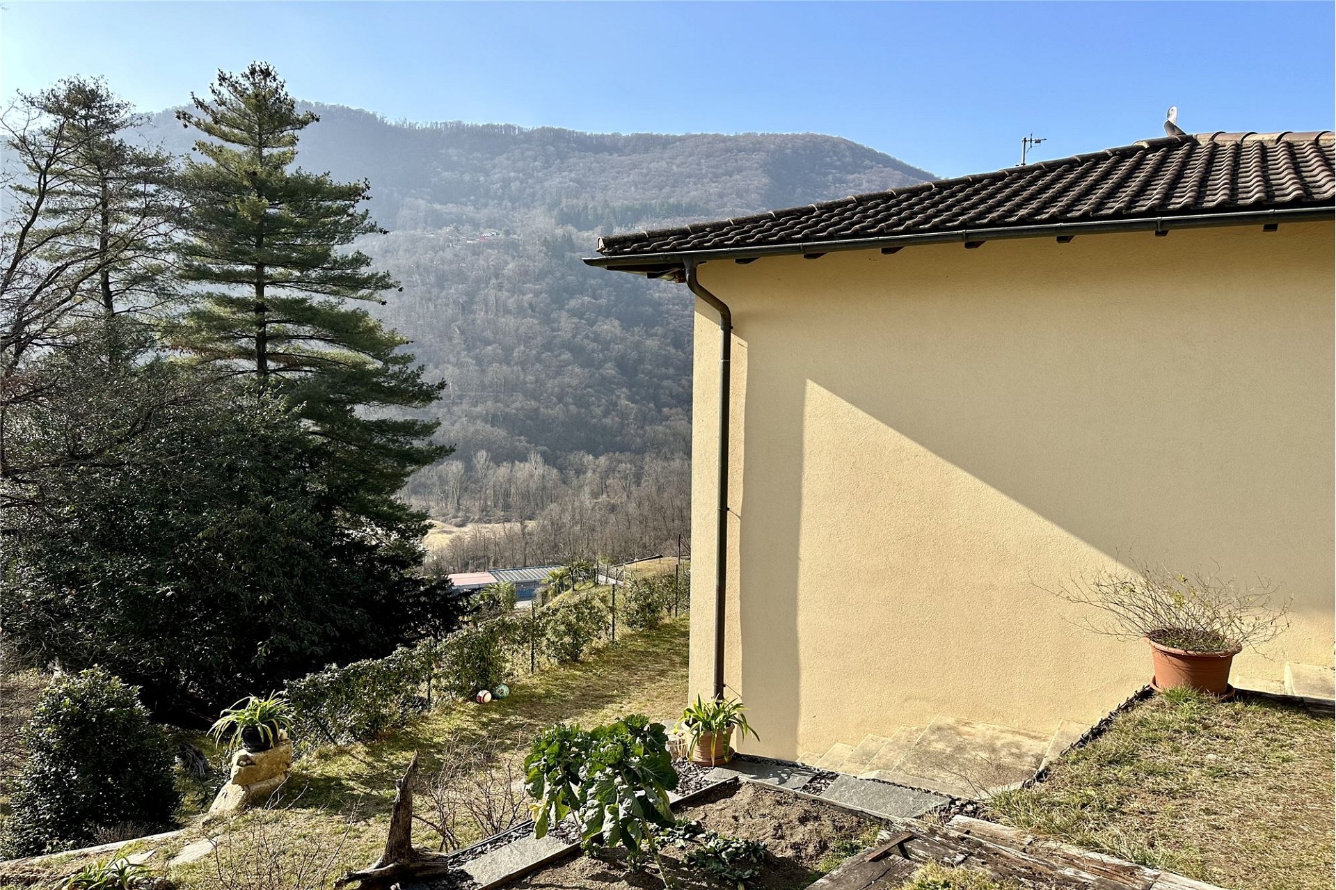 Außenansicht mit Bergblick