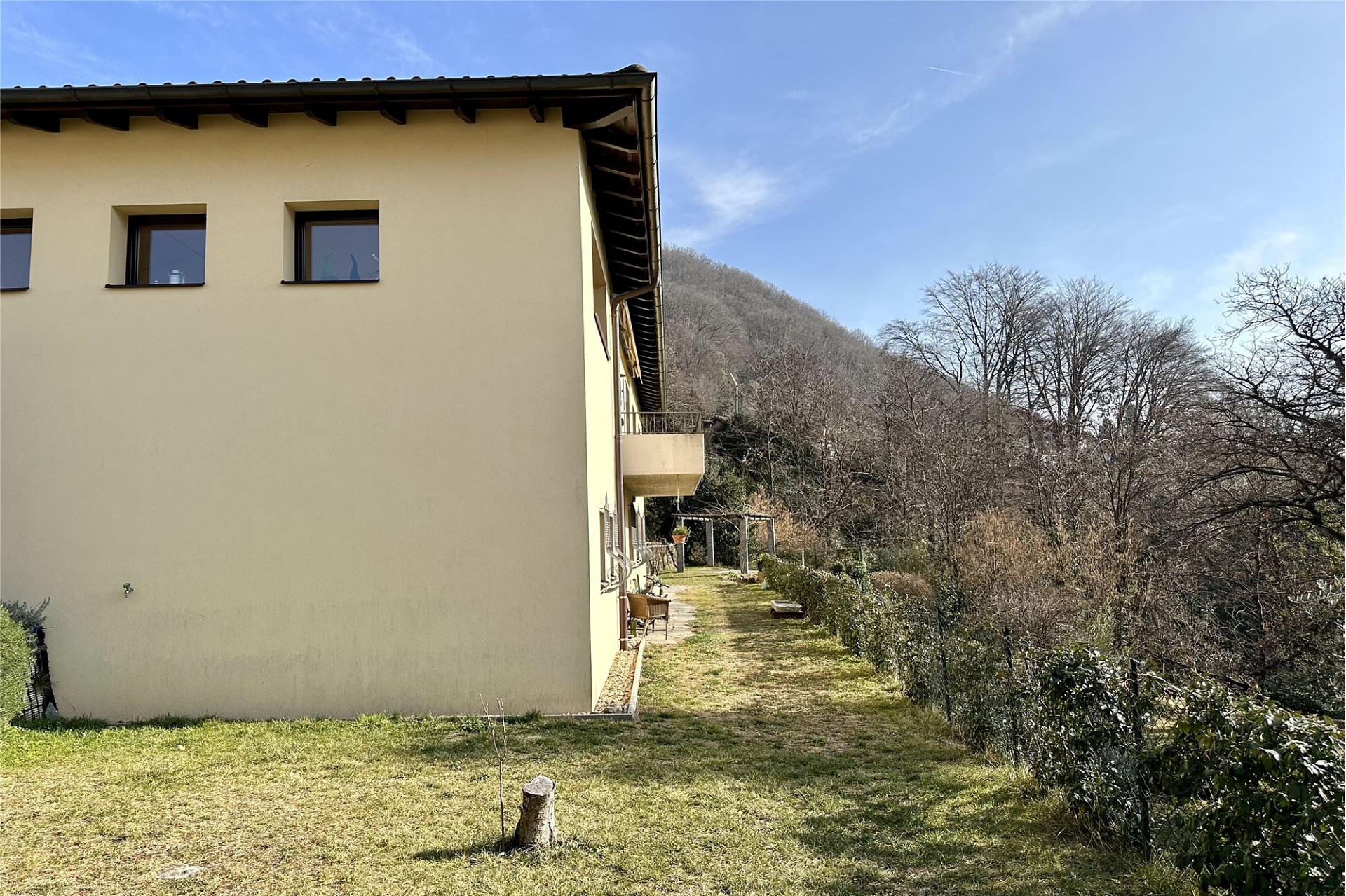 Hausaußenansicht mit Garten und Bergblick