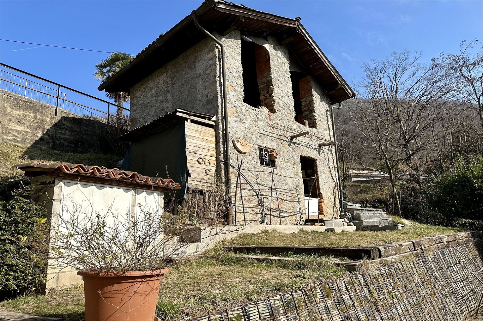 Rustikales Steinhaus mit Garten