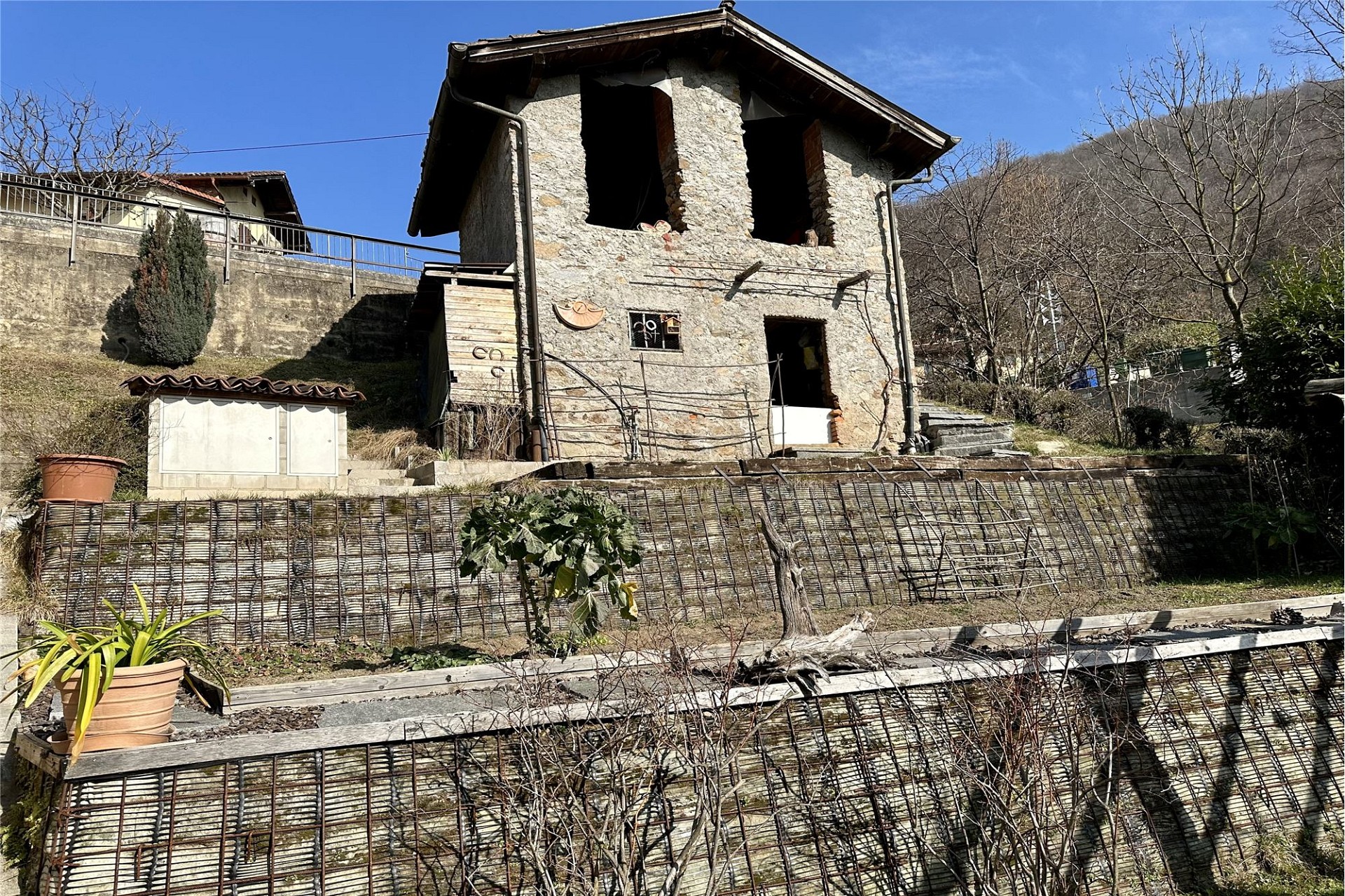 Ländliches Steinhaus mit Gartenhang