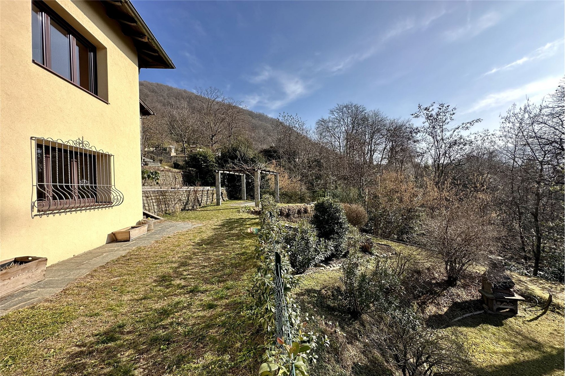 Gartenansicht eines Hauses am Hang