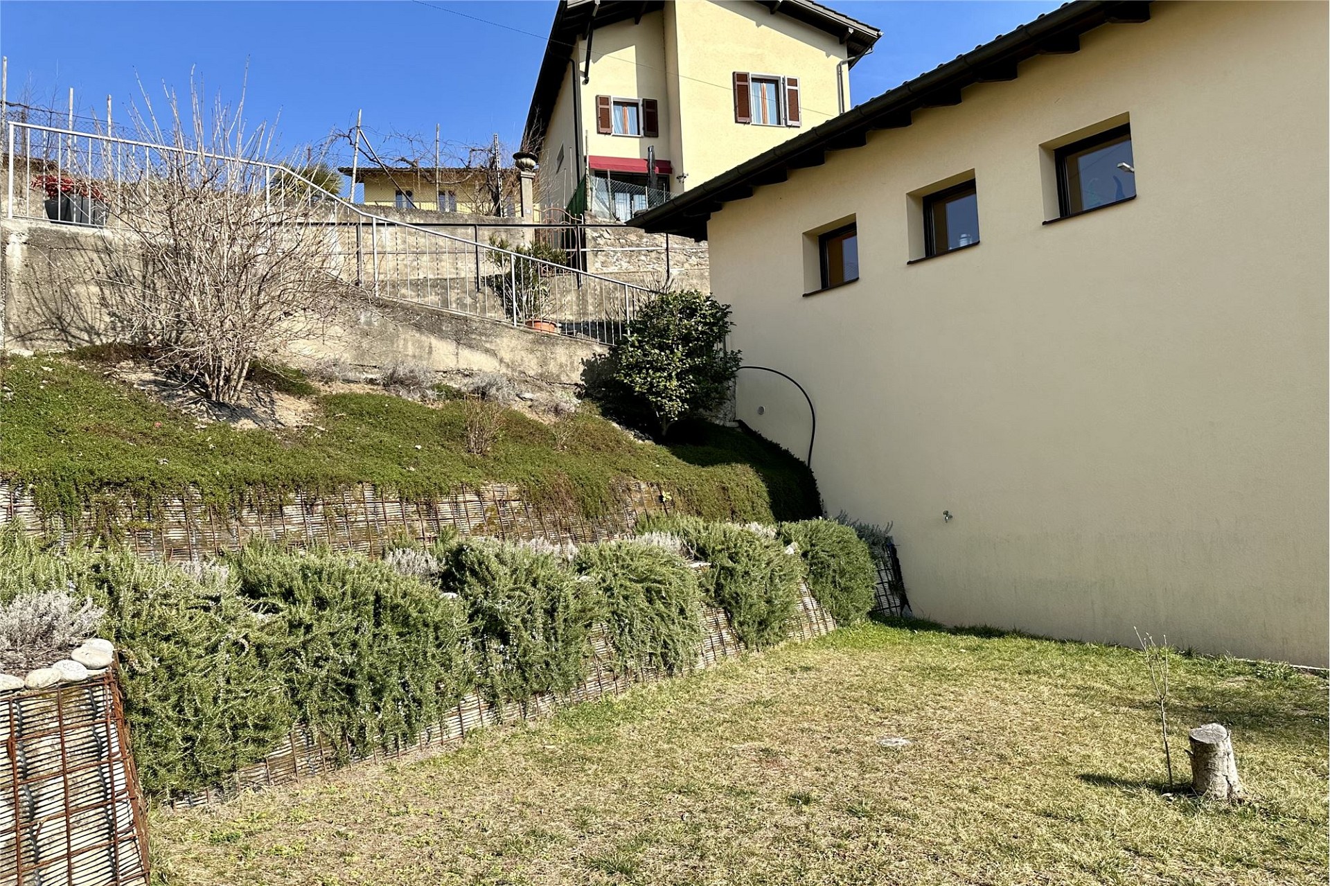 Terrassierter Garten mit Gebäudefassade