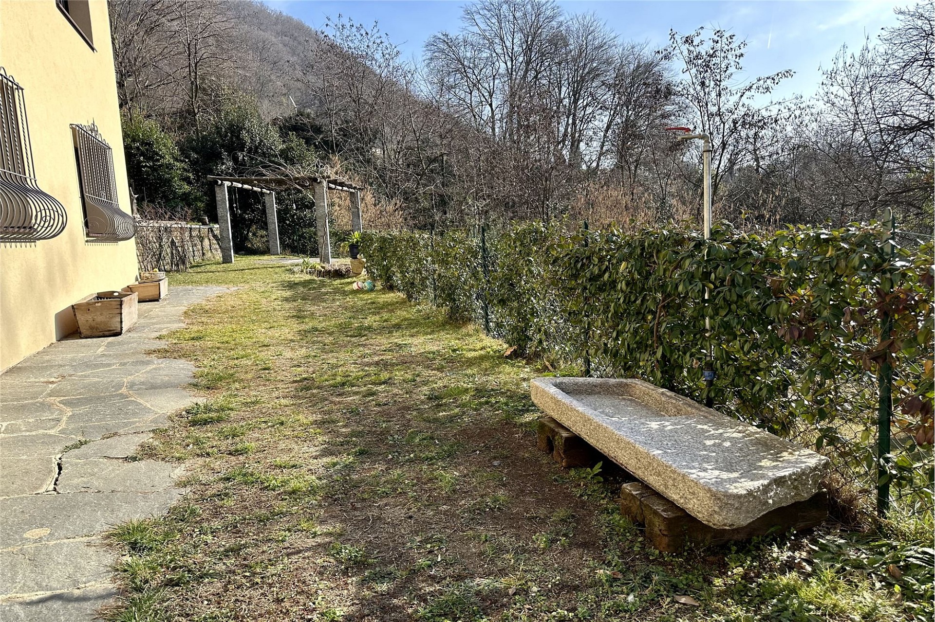 Garten- und Terrassenbereich neben einem Wohnhaus