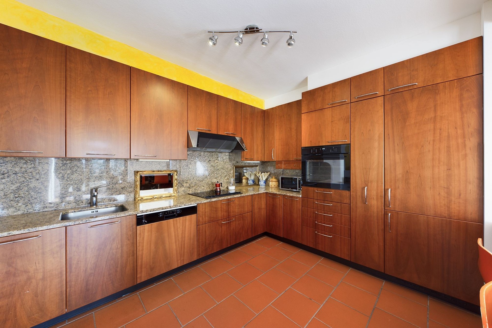 Moderne Küche mit Holzfronten