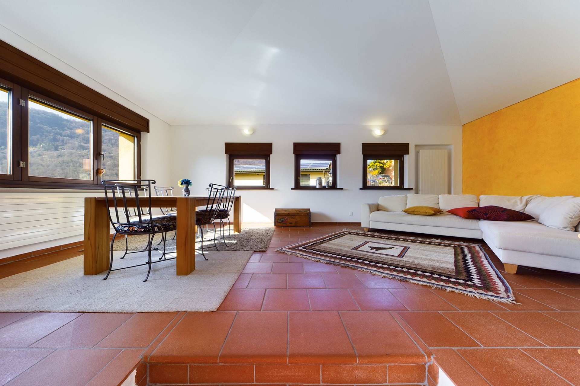 Heller Wohnraum mit Terrasse und Bergblick
