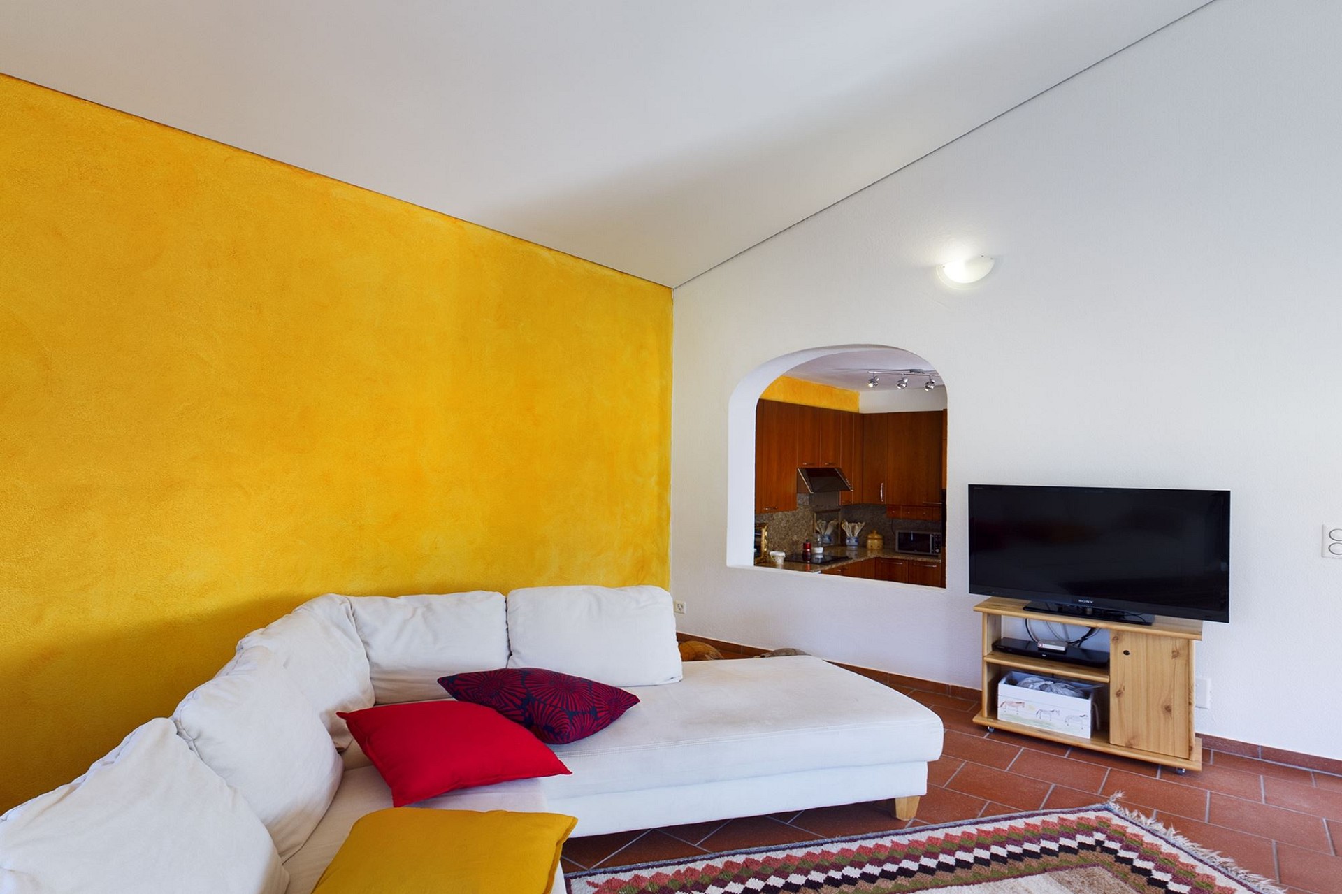 Wohnzimmer mit Blick in die Küche