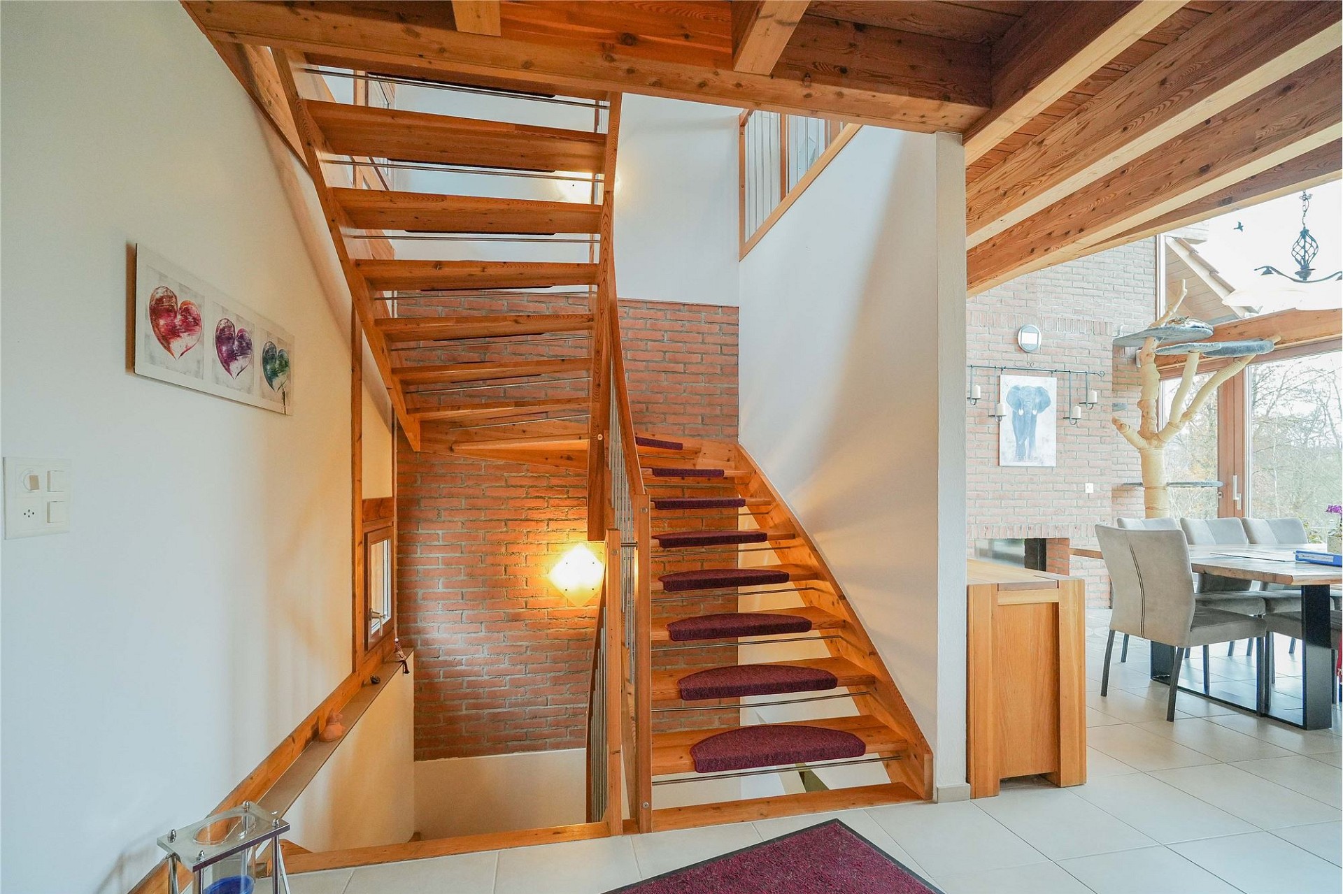 Treppe mit Essbereich im offenen Wohnraum