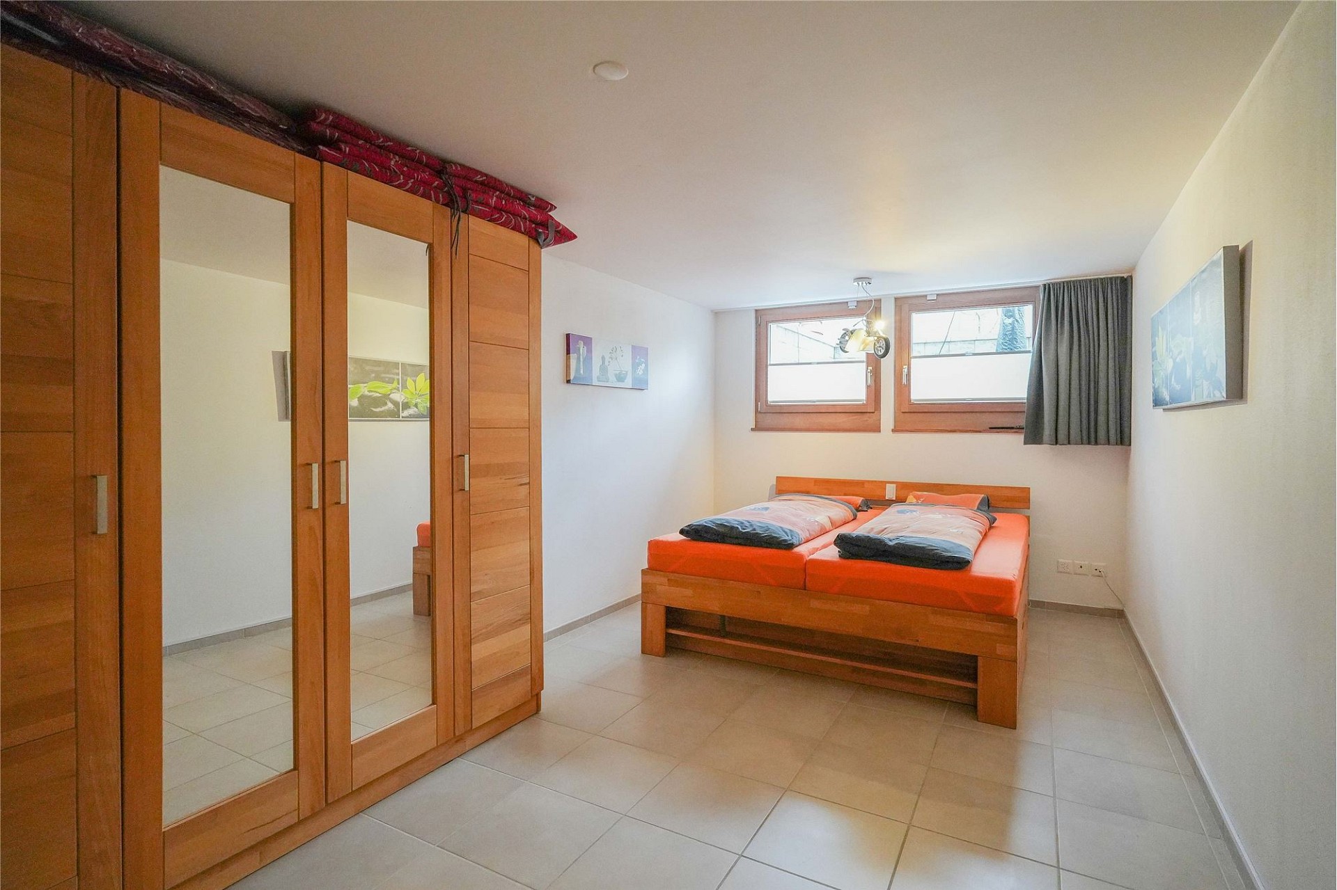 Schlafzimmer mit Holzkleiderschrank und Doppelbett