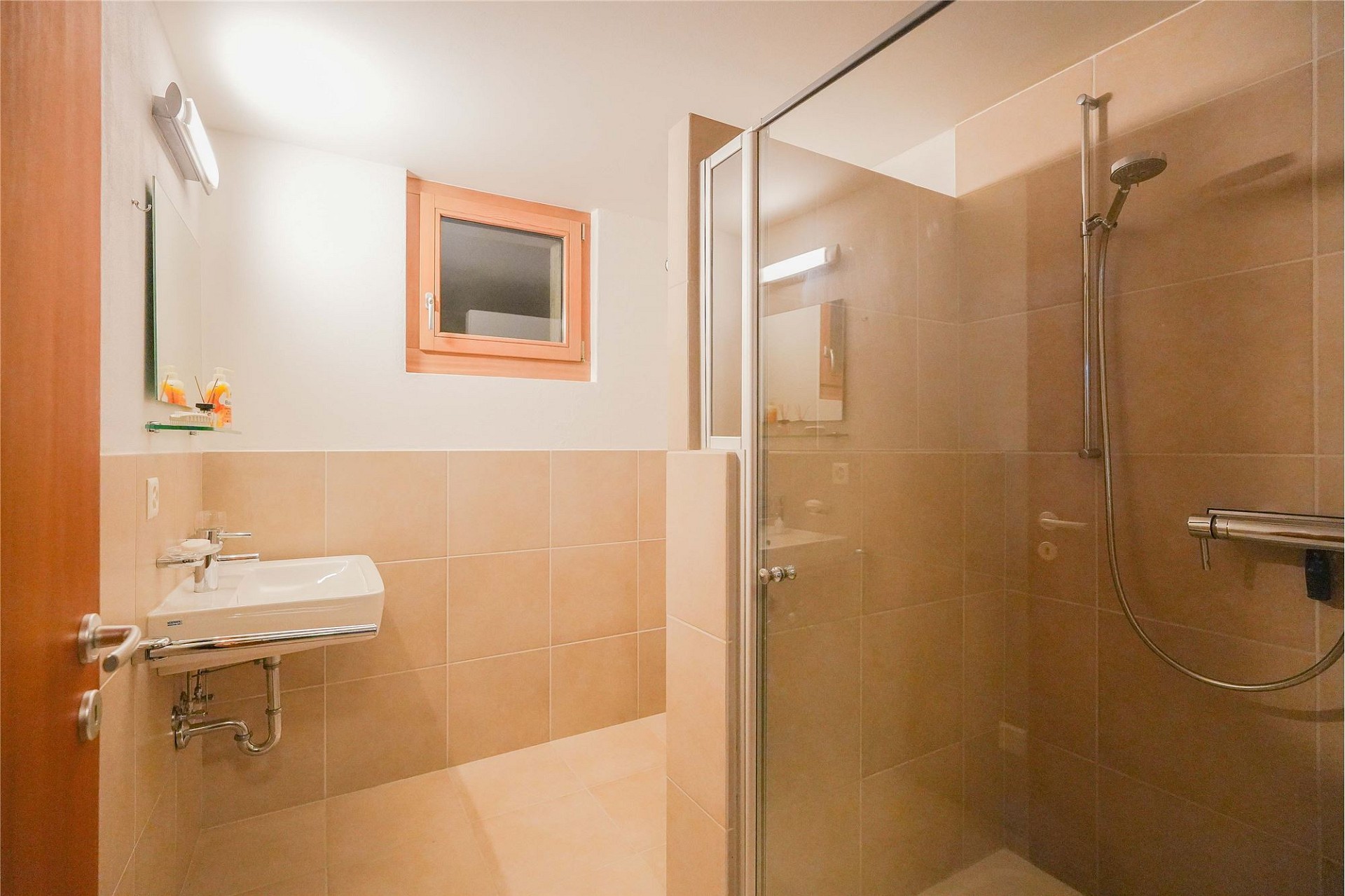 Modernes Badezimmer mit Dusche und Waschbecken