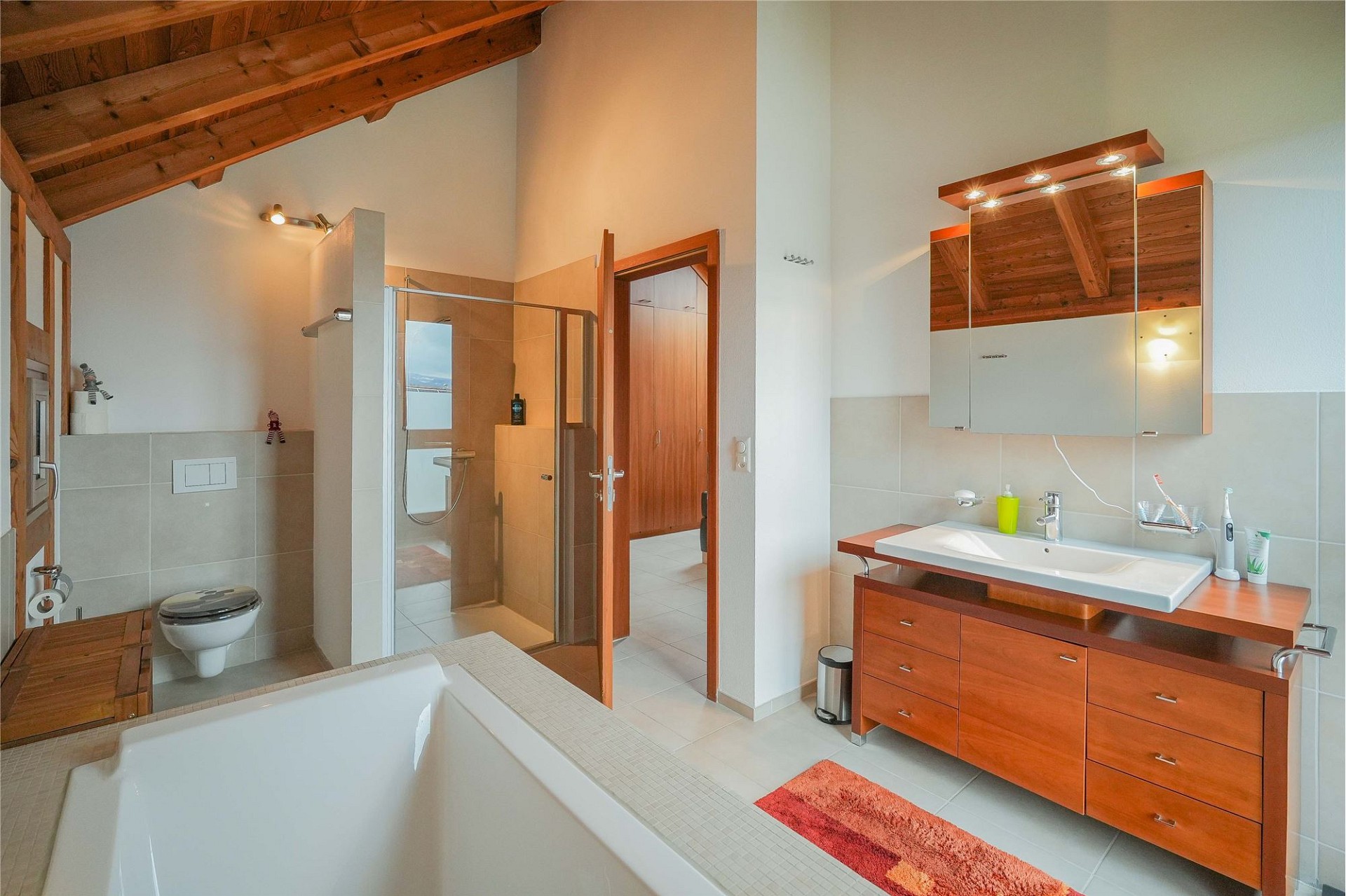 Badezimmer mit Dachschräge und Holzdetails