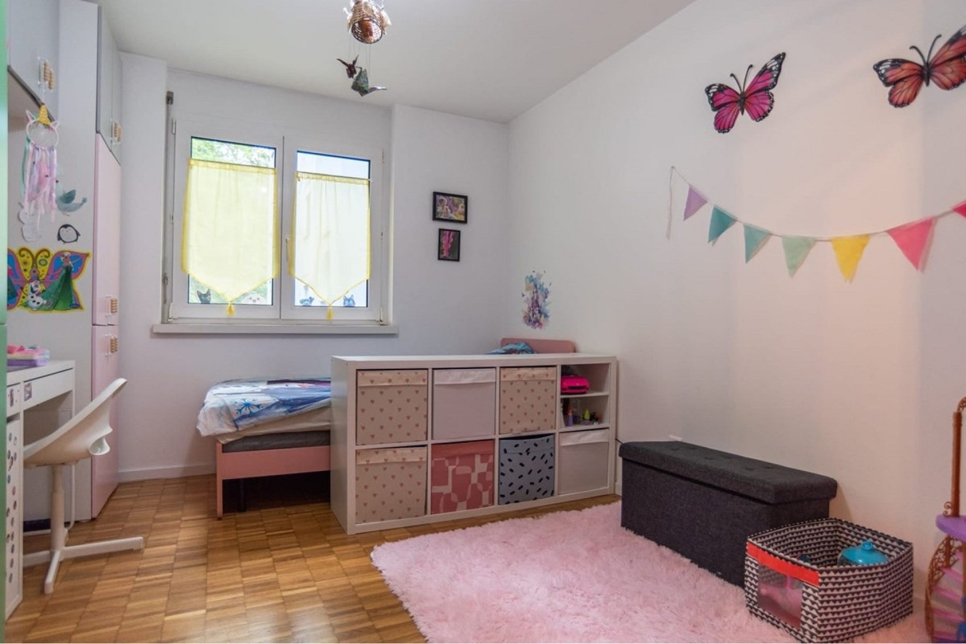 Kinderzimmer mit Spiel- und Stauraumbereich