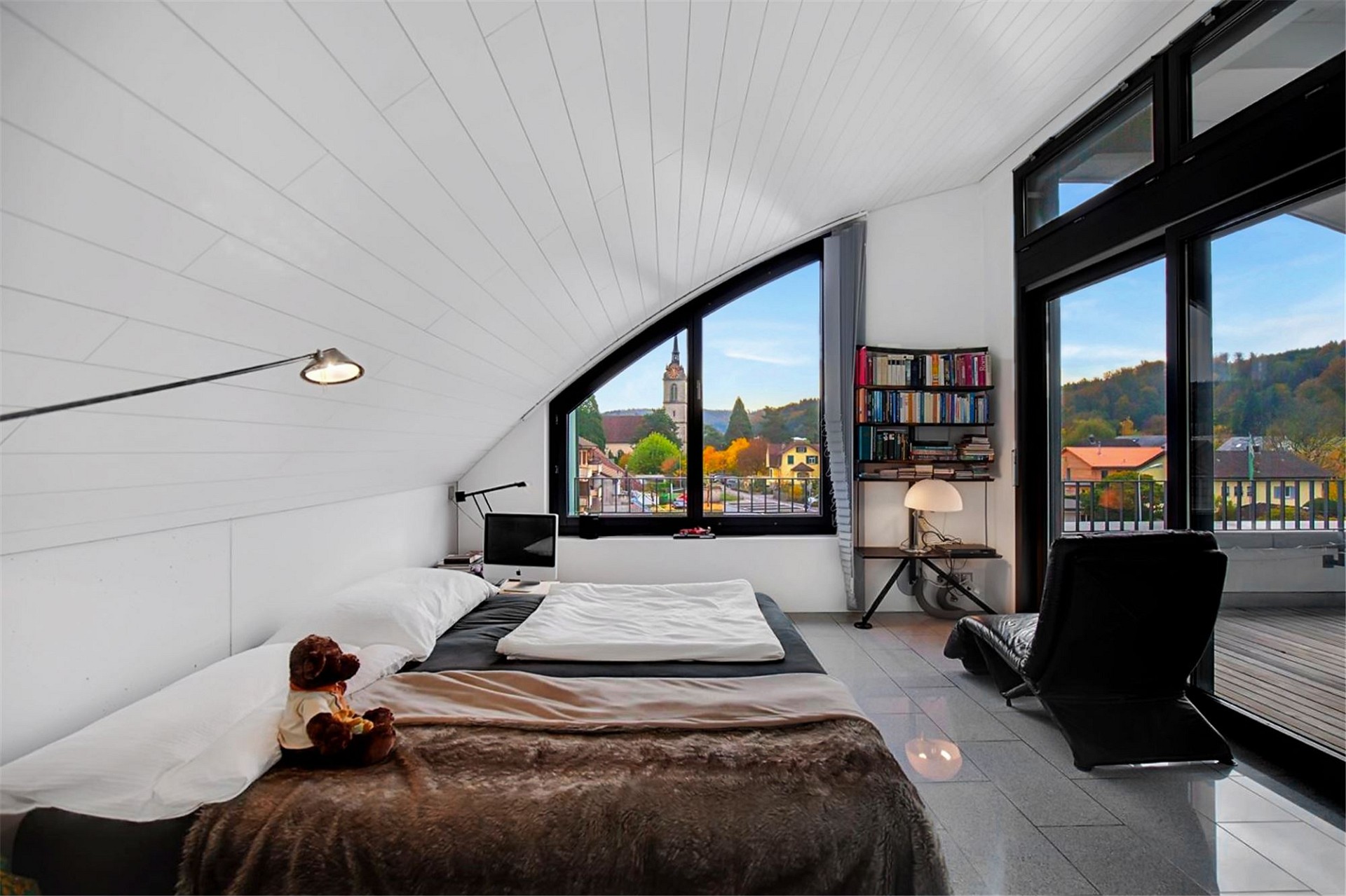 Modernes Dachgeschoss-Schlafzimmer mit Panoramafenstern