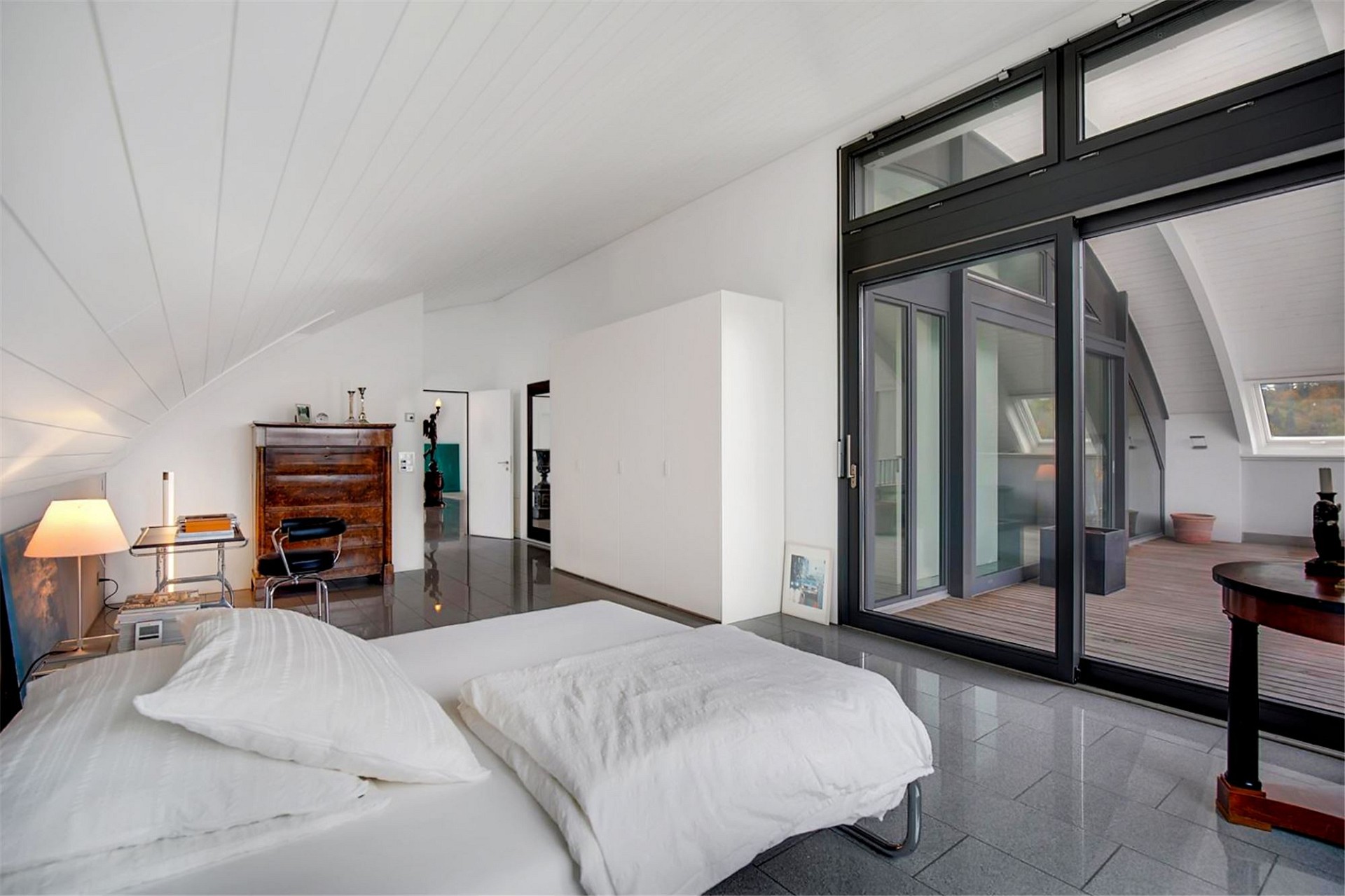 Helles Dachgeschoss-Schlafzimmer mit Zugang zur Terrasse