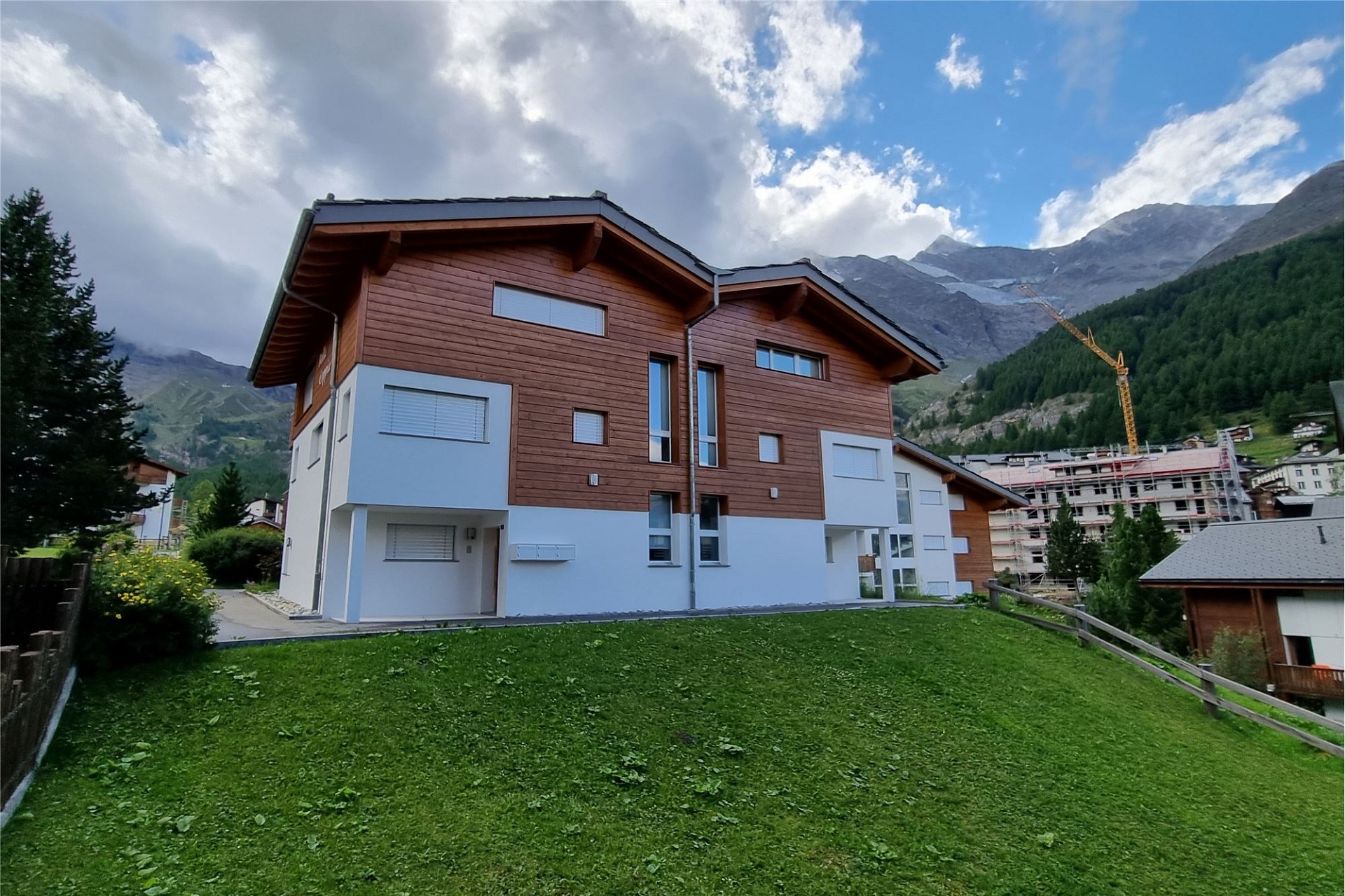 Alpines Wohnhaus mit Bergkulisse