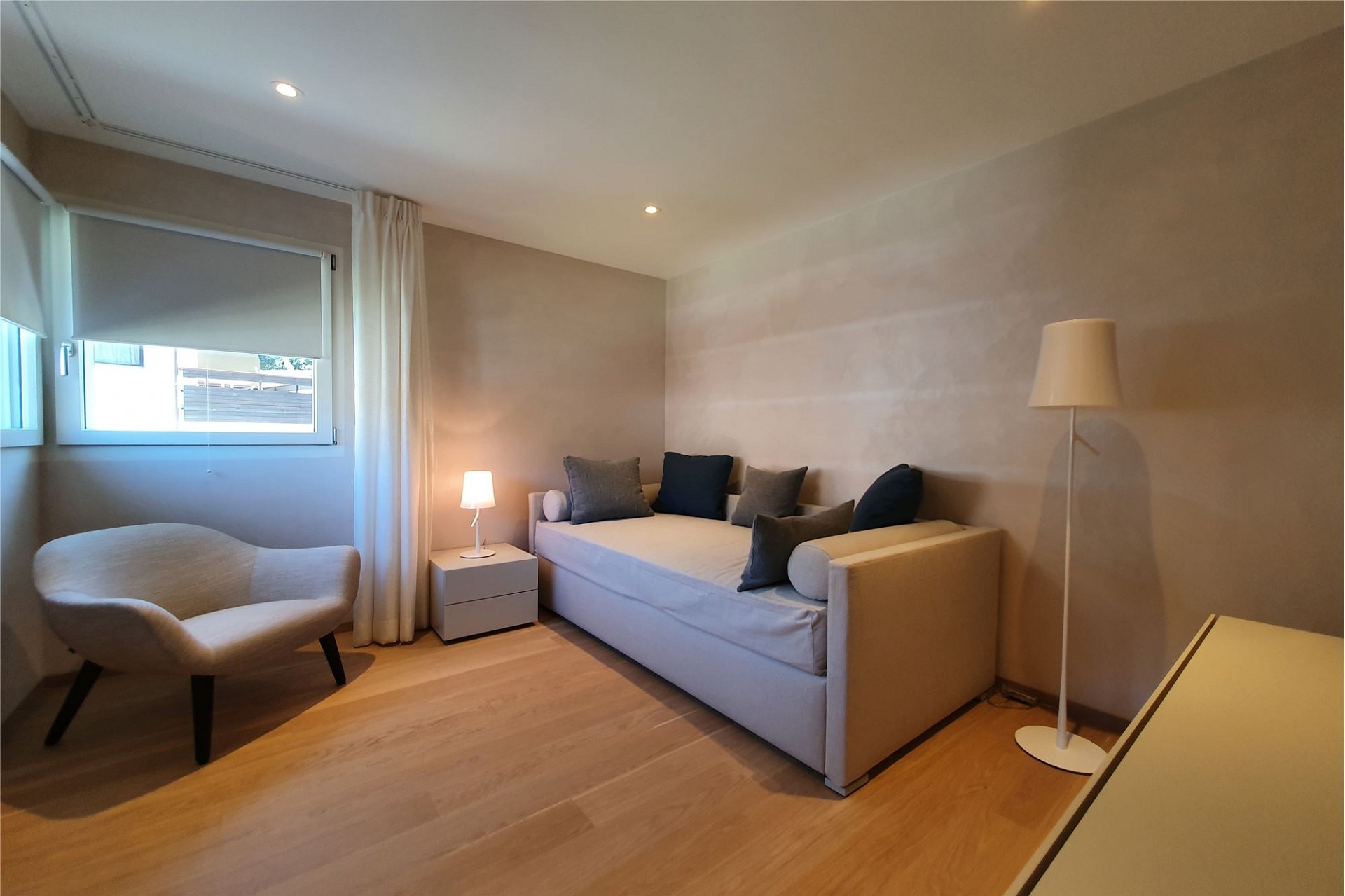 Helles, minimalistisches Schlafzimmer mit Tagesliege