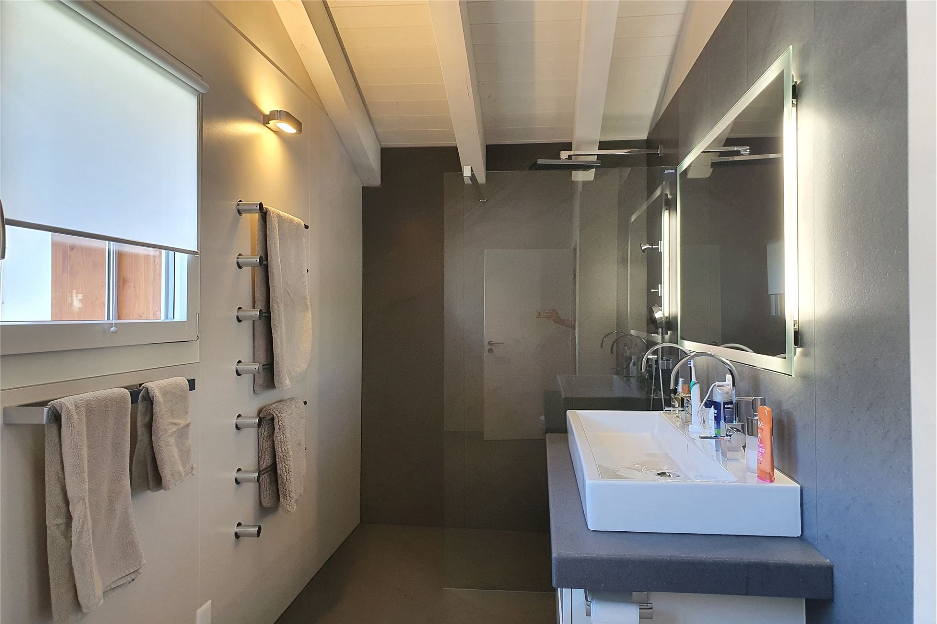 Modernes Badezimmer mit Dusche und Waschtisch