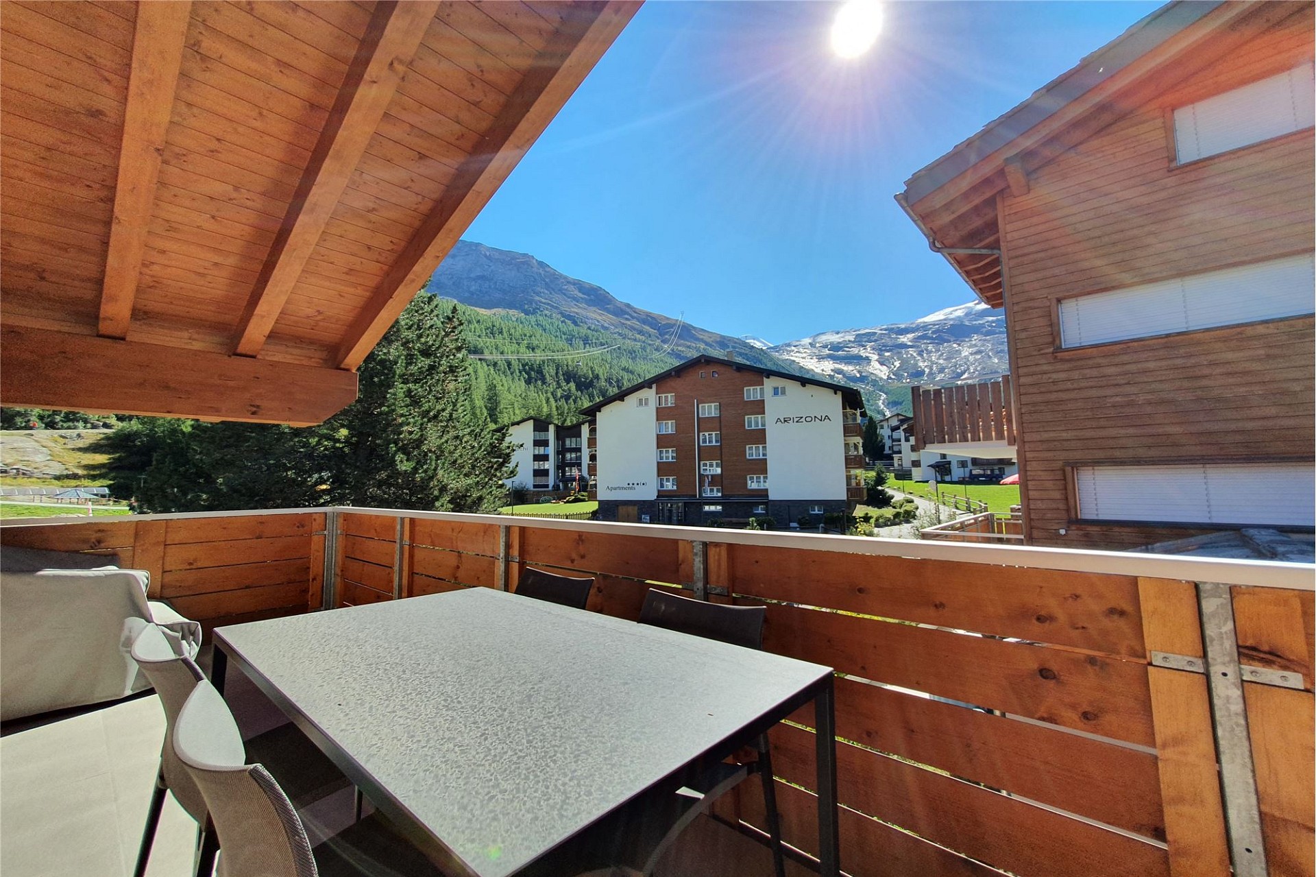 Balkon mit Bergblick
