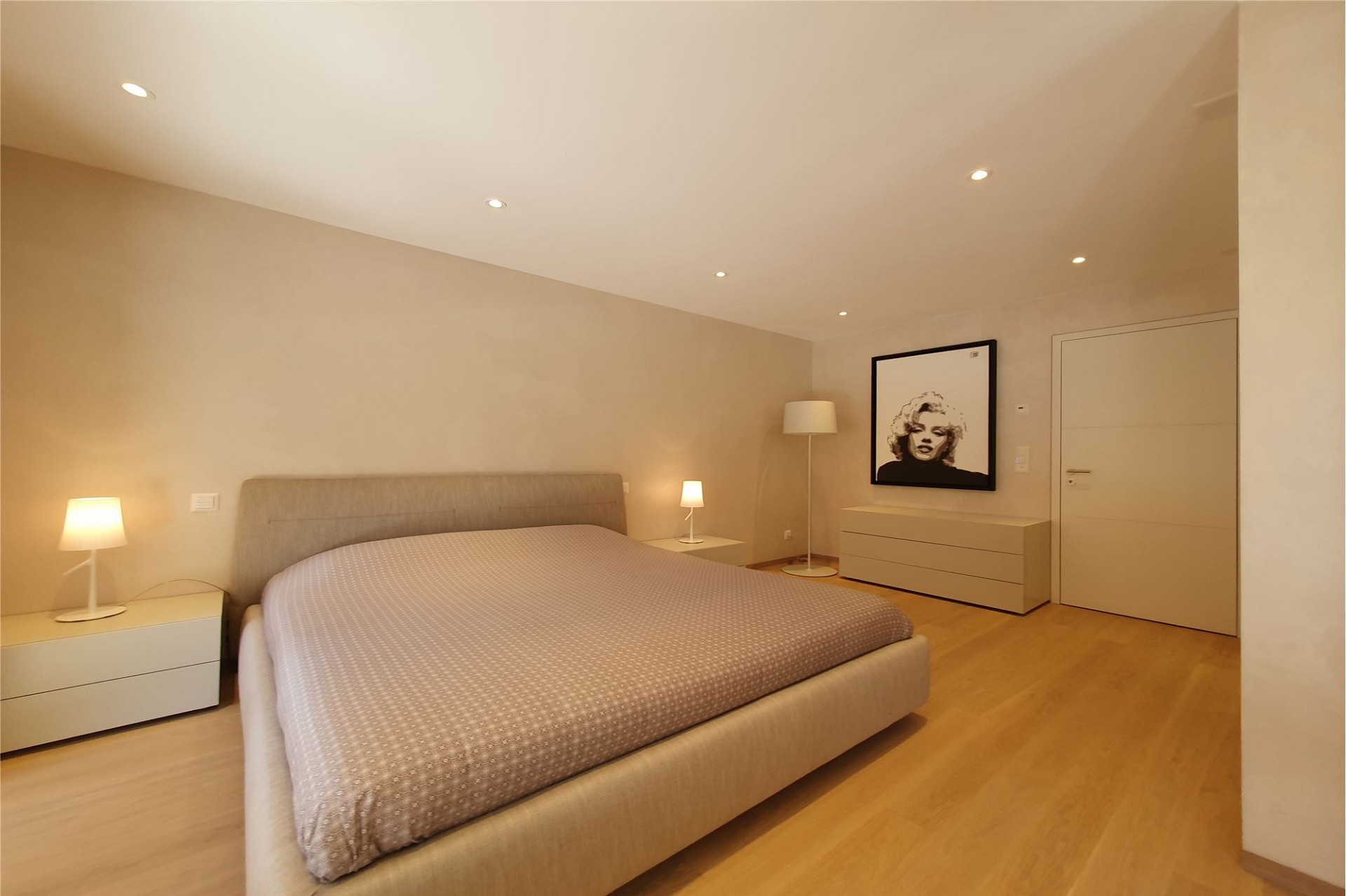Modernes Schlafzimmer mit warmem Holzton