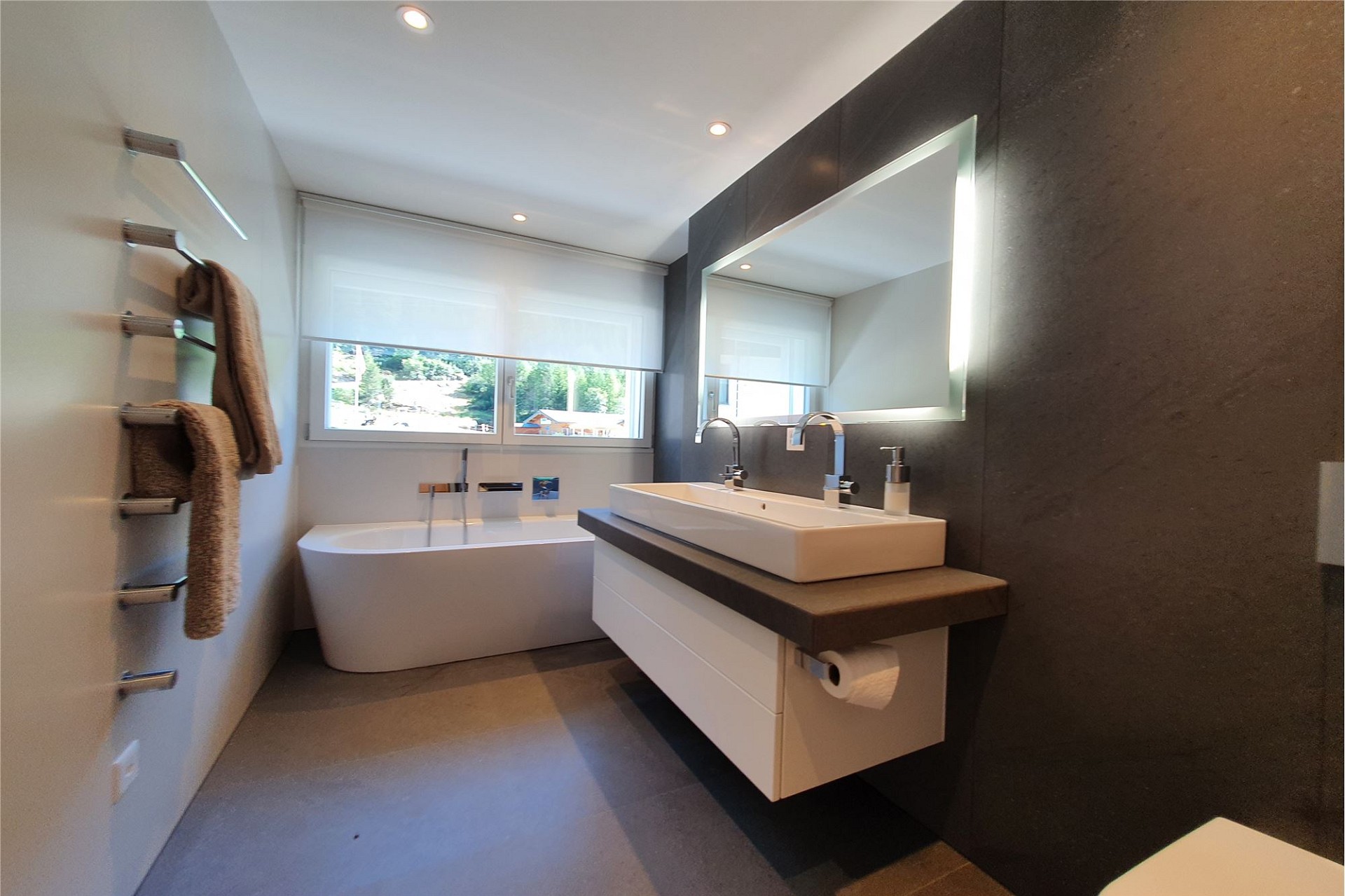 Modernes Badezimmer mit Badewanne und Doppelwaschtisch