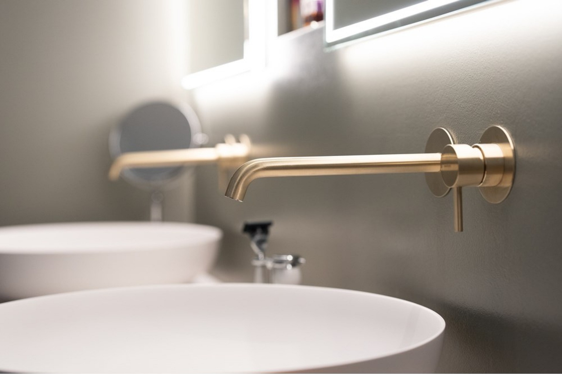 Modernes Badezimmerdetail mit Armatur und Waschtisch