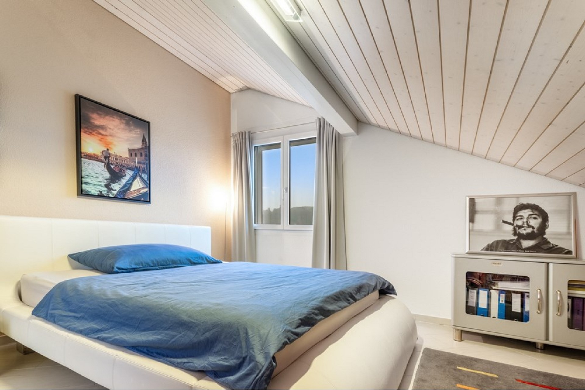 Helles Dachgeschoss-Schlafzimmer