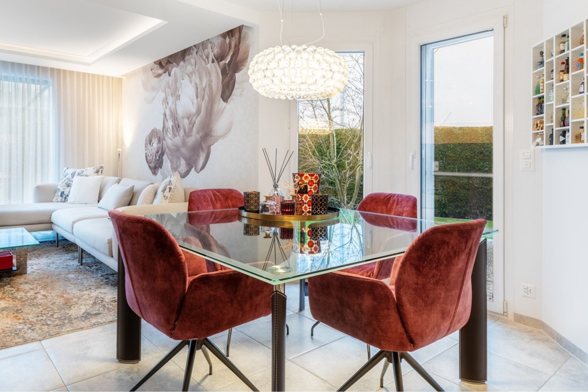 Eleganter Wohn- und Essbereich mit Designmöbeln