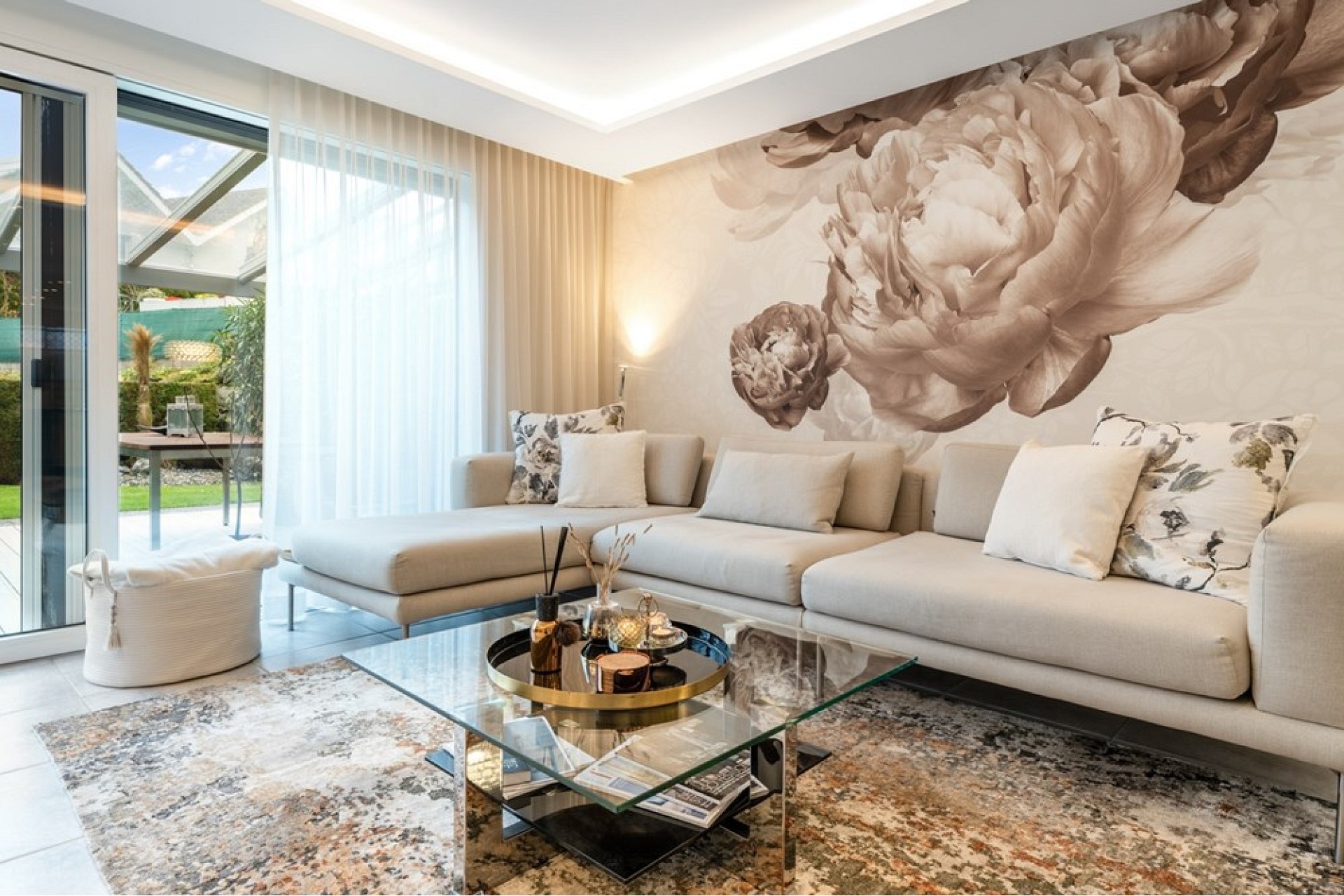 Elegantes Wohnzimmer mit großer Sofalandschaft