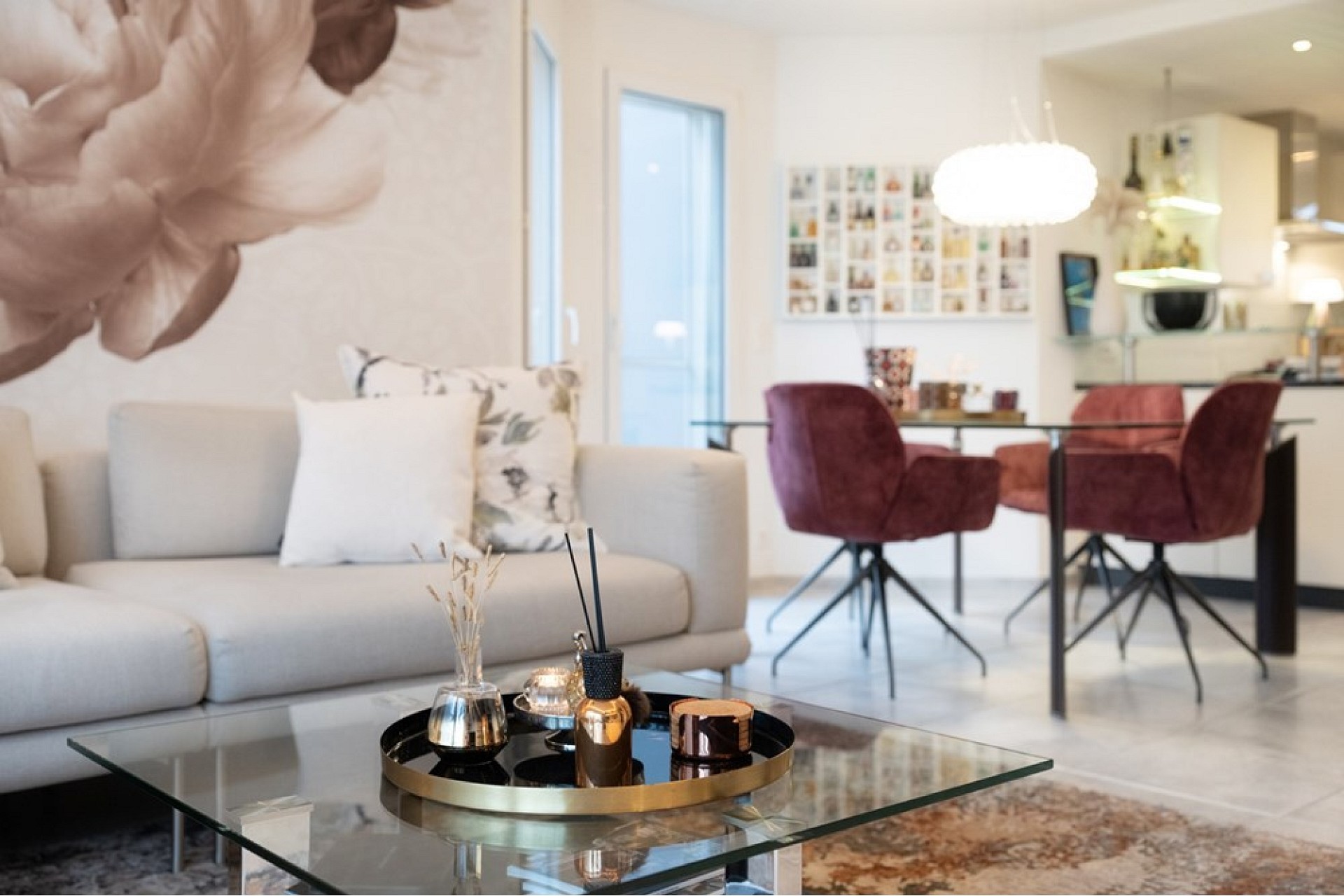 Modernes, helles Wohn-Esszimmer mit offener Küche