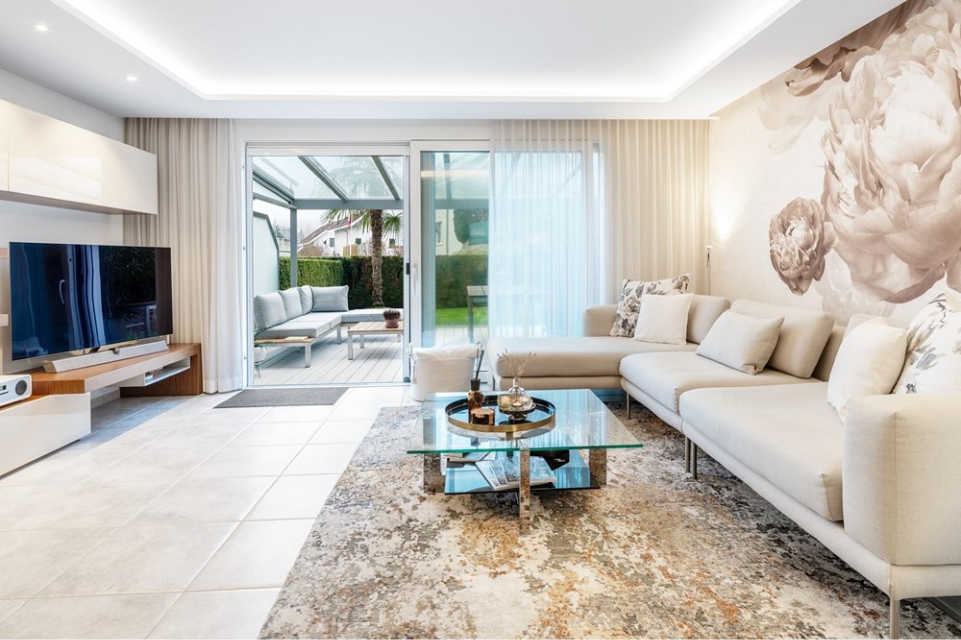 Heller, moderner Wohnraum mit Terrasse
