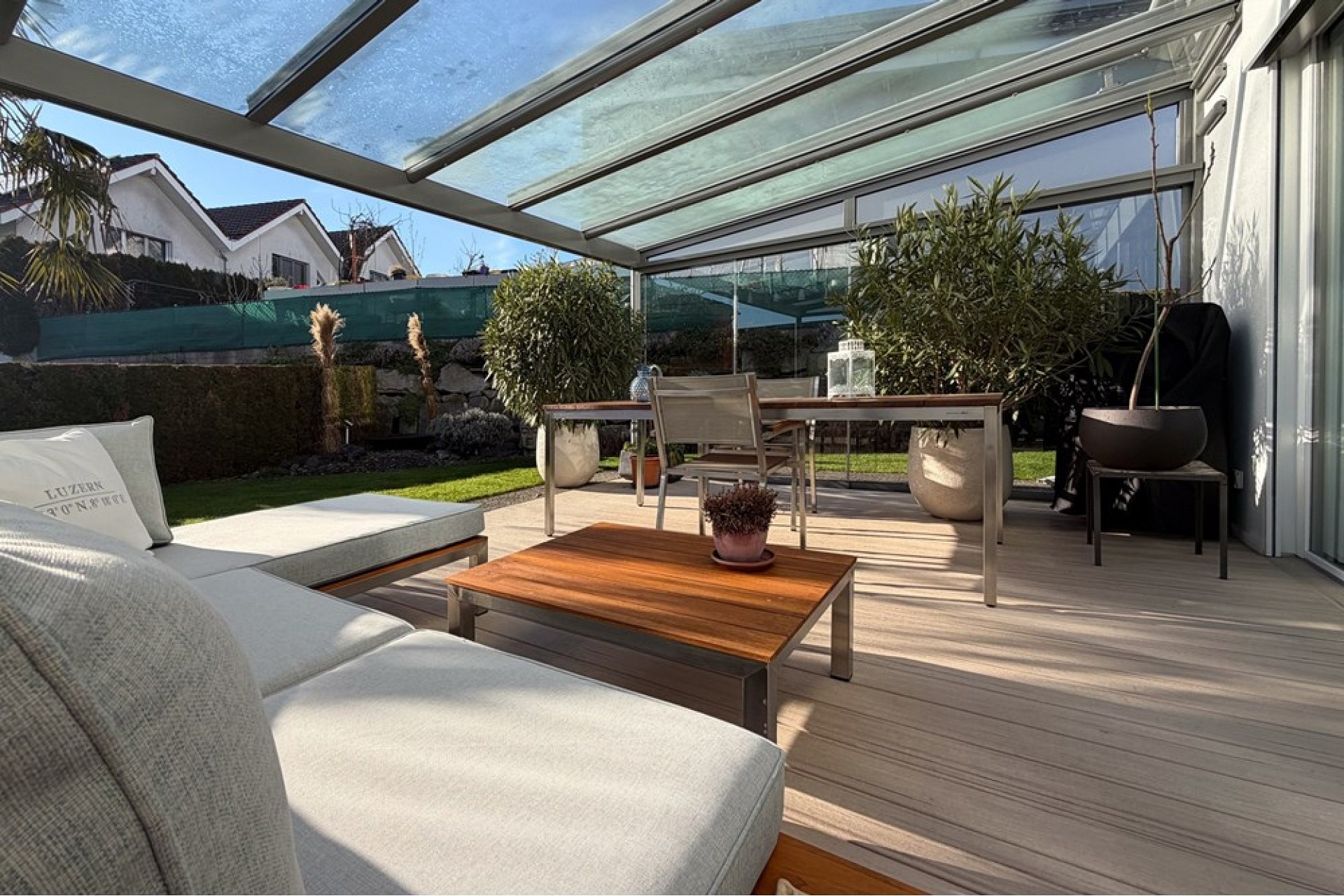 Überdachte Terrasse mit Gartenlounge
