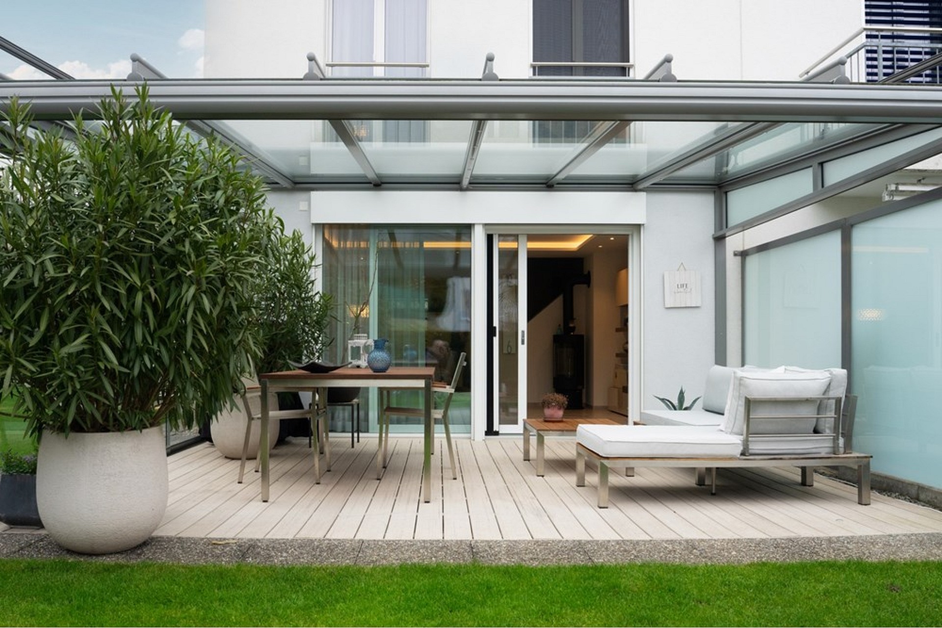 Moderne Dachterrasse mit Glasüberdachung