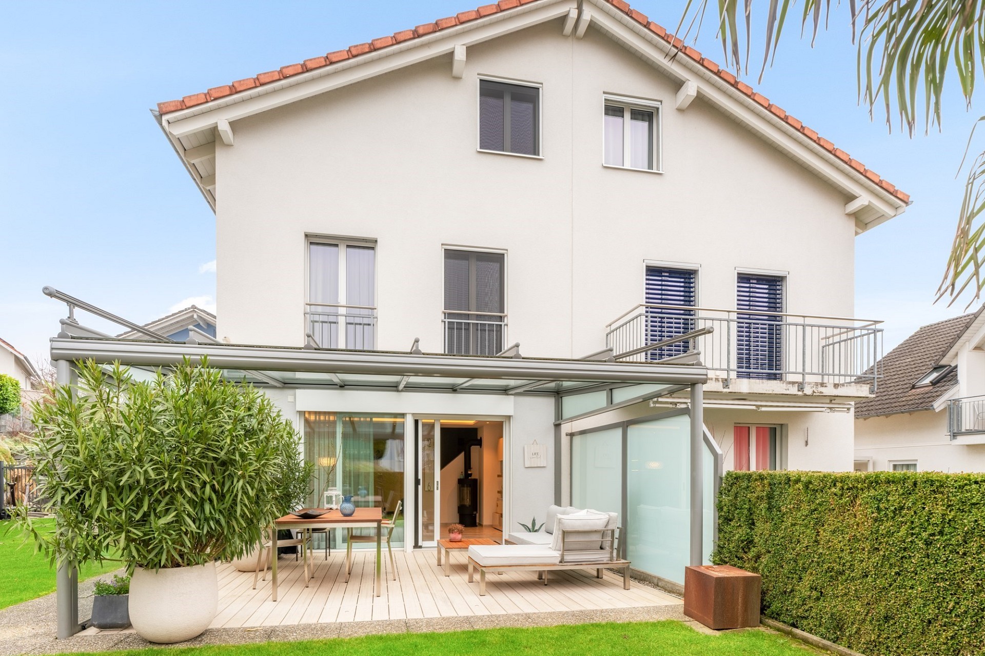 Außenansicht eines modernen Einfamilienhauses mit Terrasse