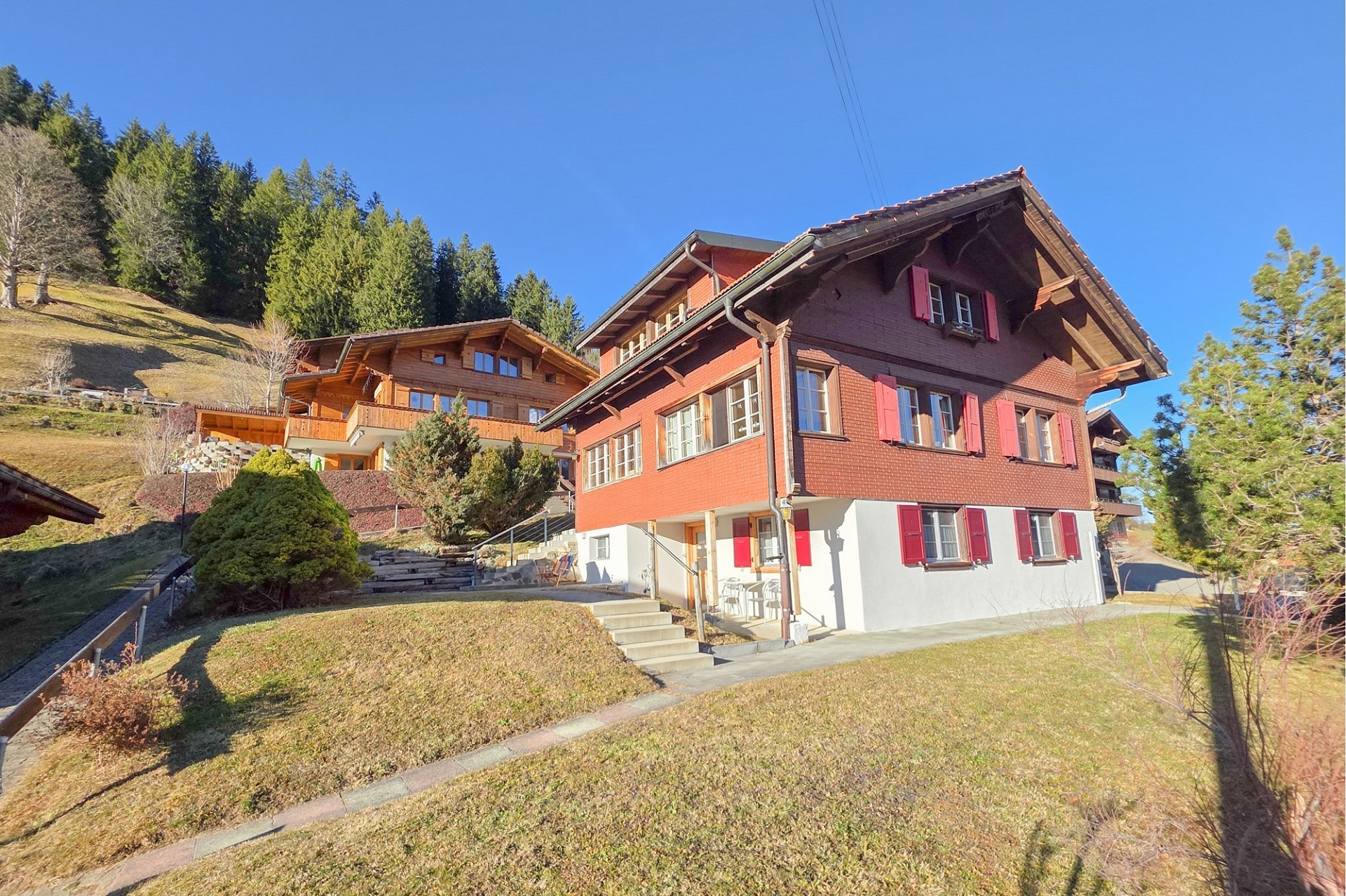 Alpines Wohnhaus mit Holz- und Putzfassade