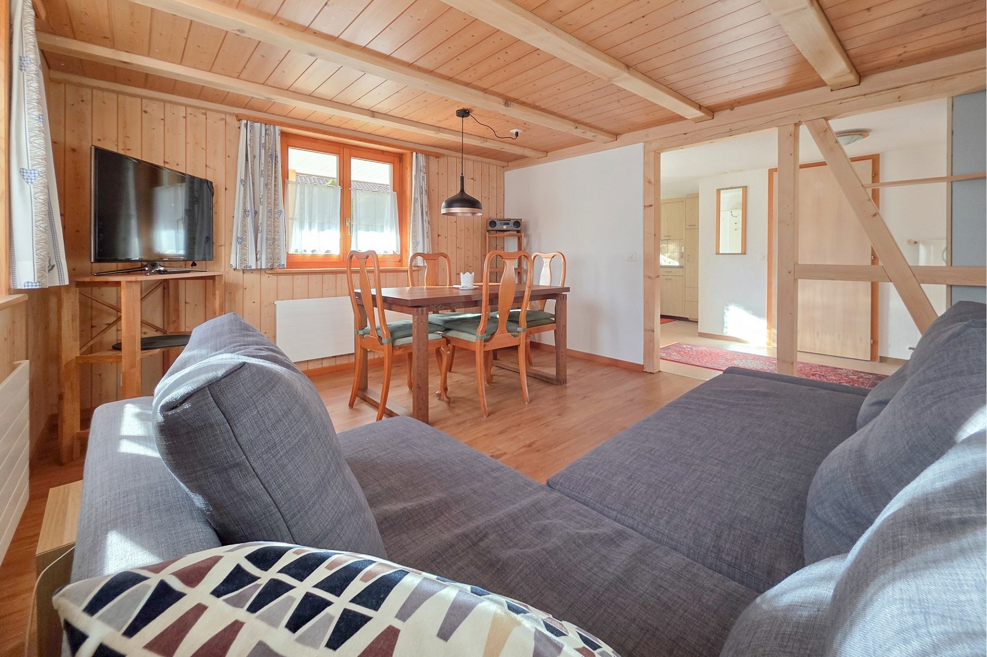 Gemütliches Wohn- und Esszimmer mit Holzverkleidung