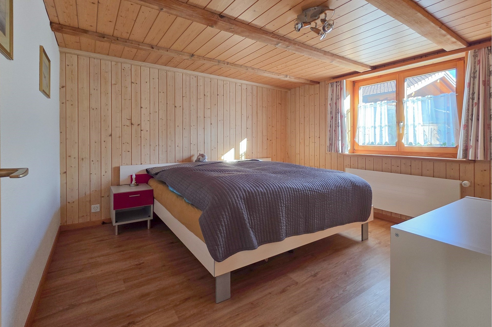 Gemütliches Schlafzimmer mit Holzverkleidung