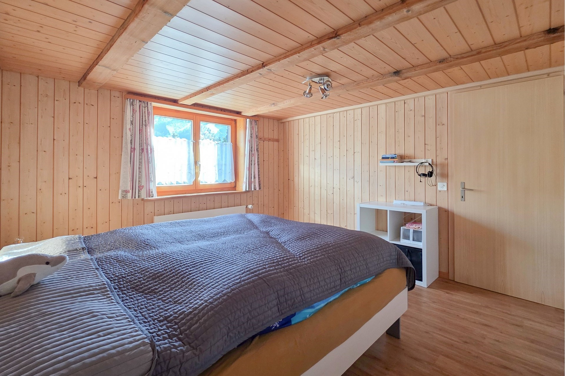 Gemütliches Holzzimmer mit Bett