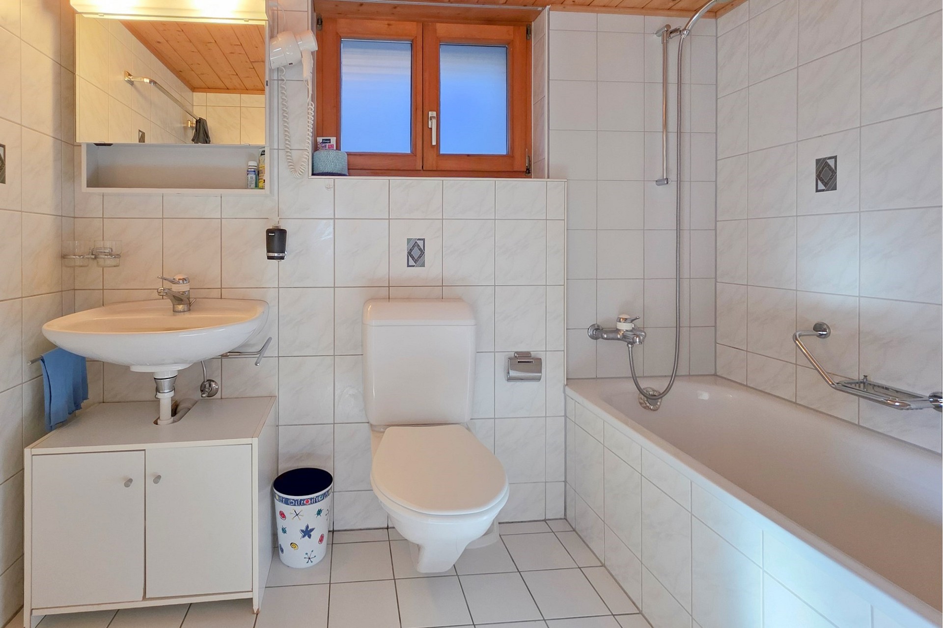 Helles Bad mit Badewanne, WC und Waschtisch