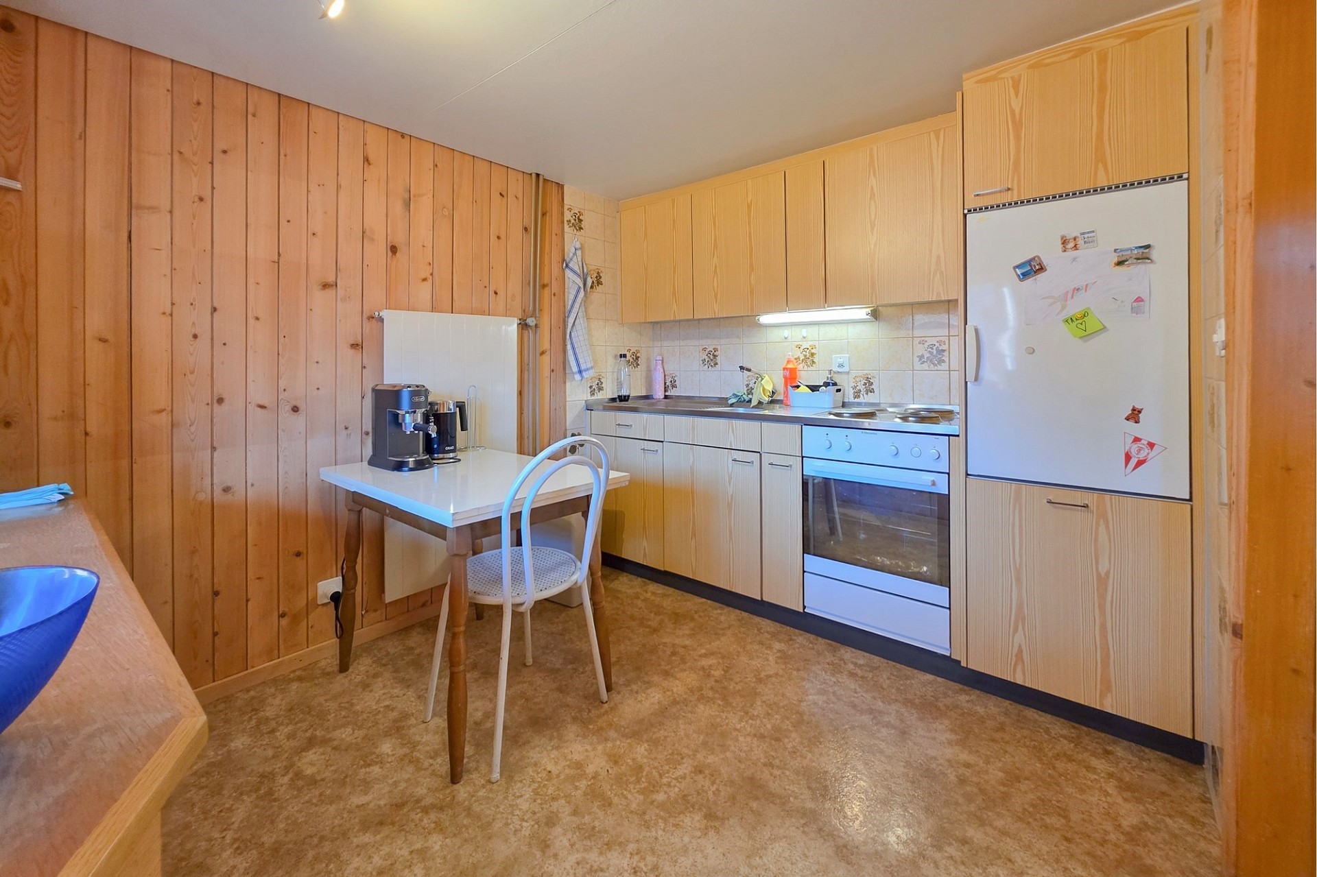 Kleine Küche mit Holzvertäfelung