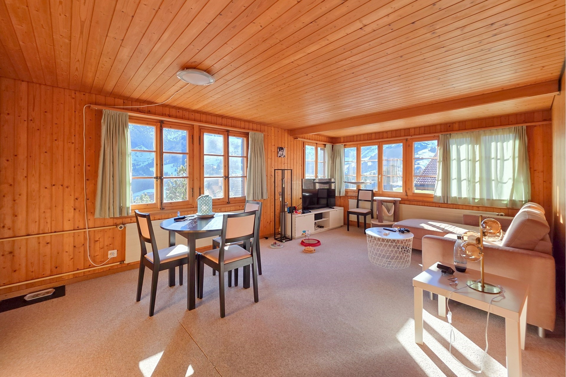 Heller Wohnraum mit Bergblick