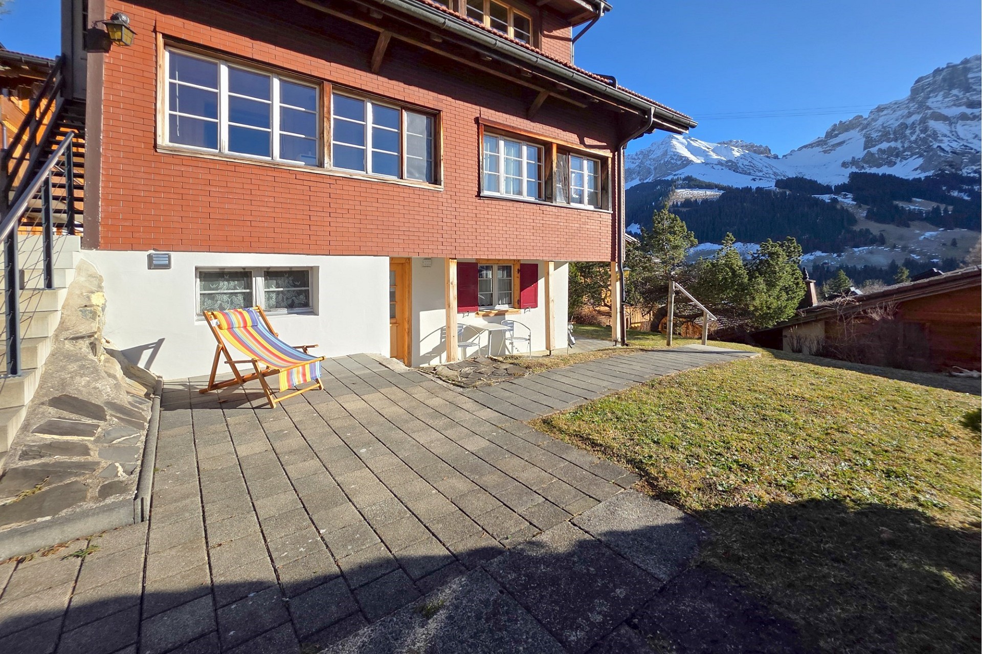 Alpenhaus mit Terrasse und Bergblick